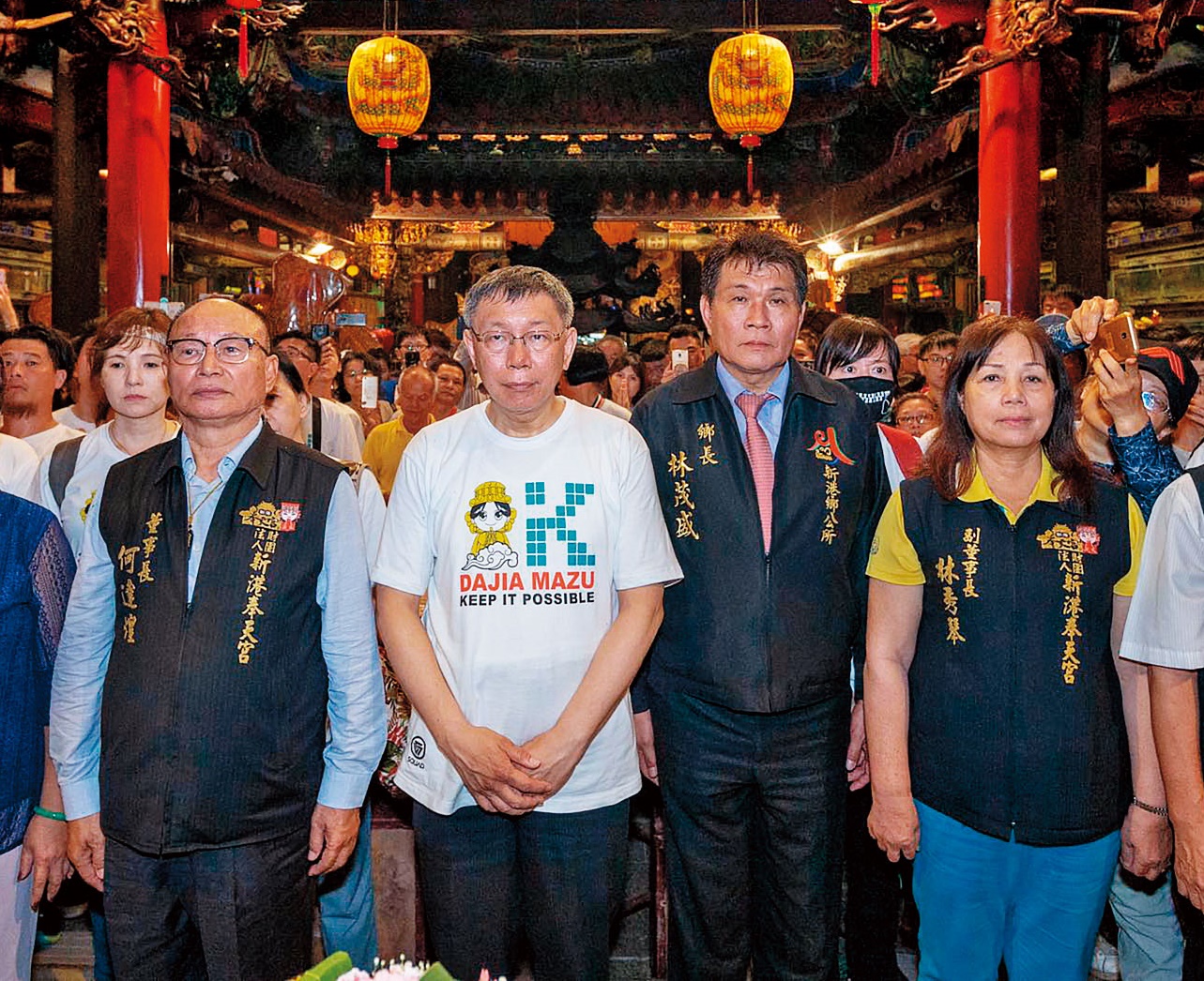 柯P（左2）藉遶境踏進藍綠地盤、並走訪地方宮廟及社團，連民進黨籍的新港鄉長林茂盛（右2）都熱情款待。（翻攝柯粉俱樂部，潘俊霖攝影）