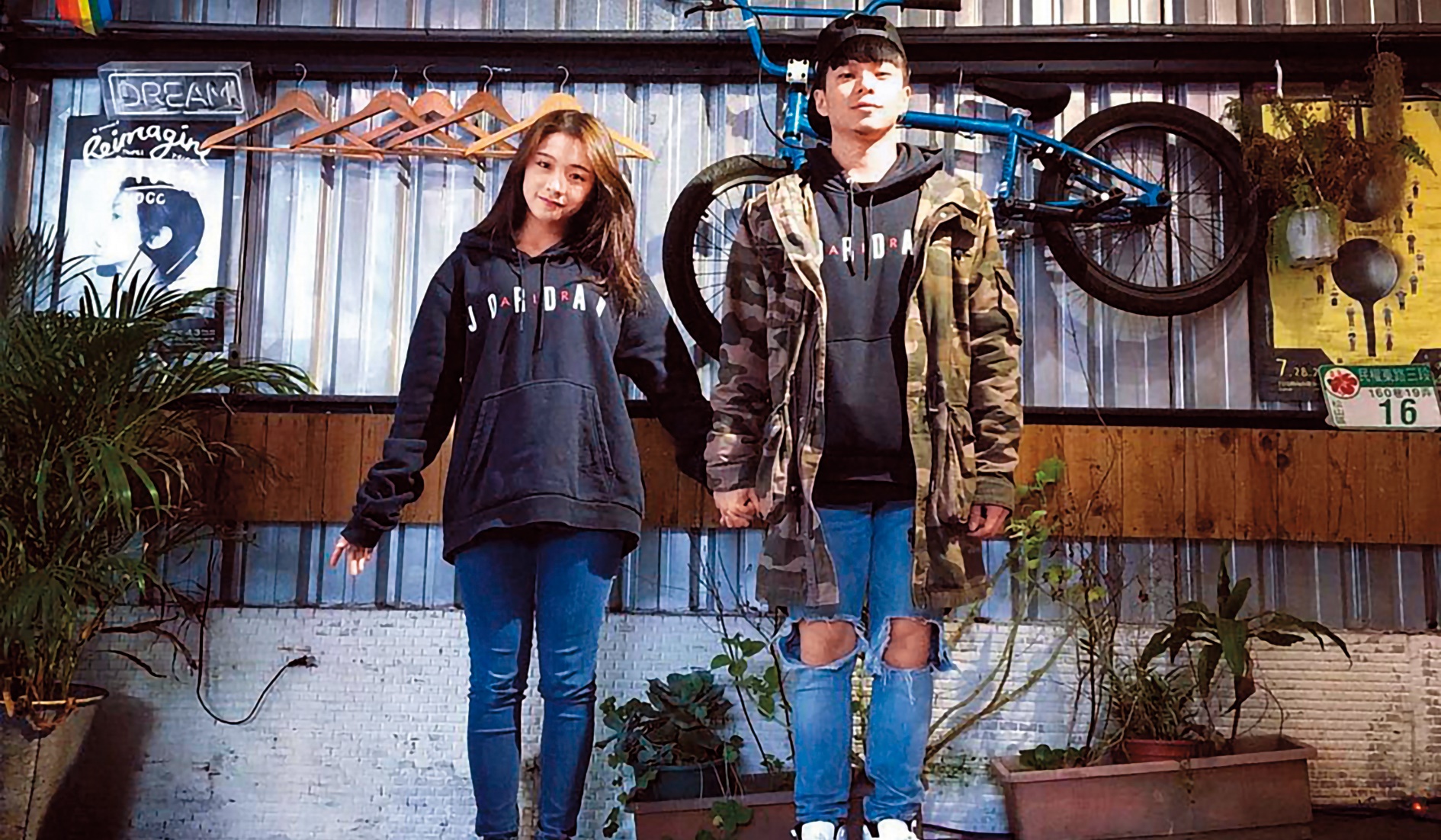 網紅情侶黃包包（右）和閃亮亮（左）常在網路上放閃，卻傳出兩人自拍性愛影片外流。（翻攝自黃包包IG）