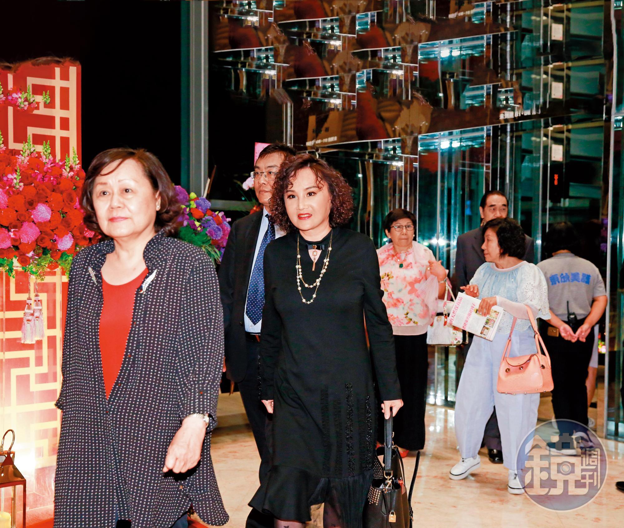 胡婉玲去年跟民視現任董事長王明玉(左)一起參加周遊的婚宴,2人關係不錯。