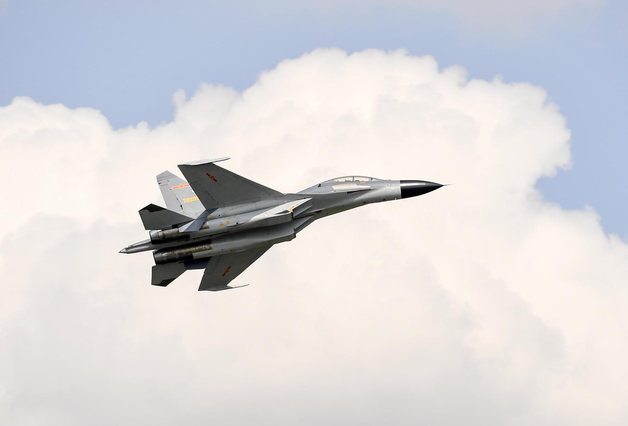 共軍空警500、轟6K、運8、蘇愷30及殲11(圖)等多架各型機,中午過後由中國南部出海,飛經巴士海峽朝東南航向西太平洋遠海長訓。(東方IC)