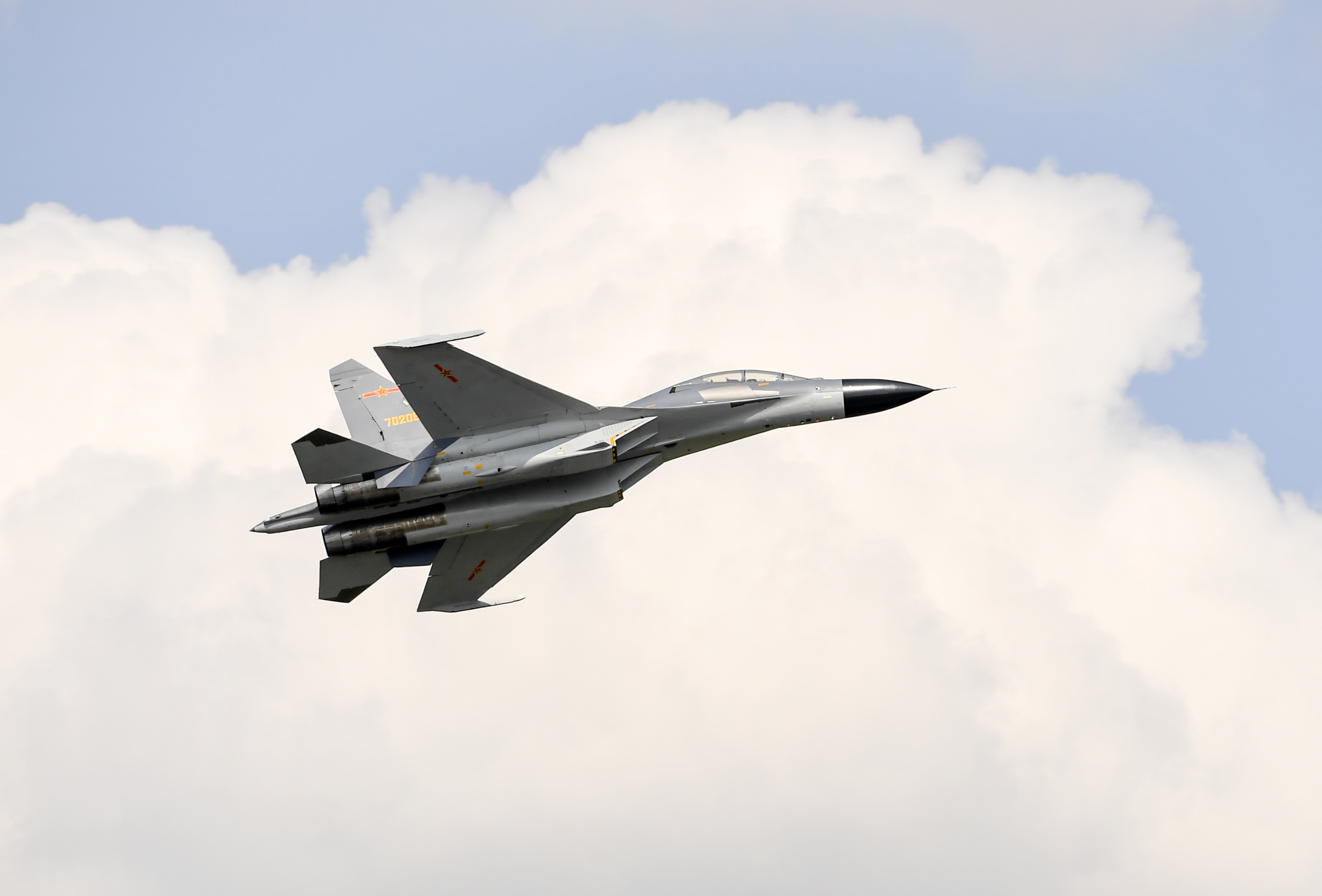 共軍空警500、轟6K、運8、蘇愷30及殲11（圖）等多架各型機，中午過後由中國南部出海，飛經巴士海峽朝東南航向西太平洋遠海長訓。（東方IC）