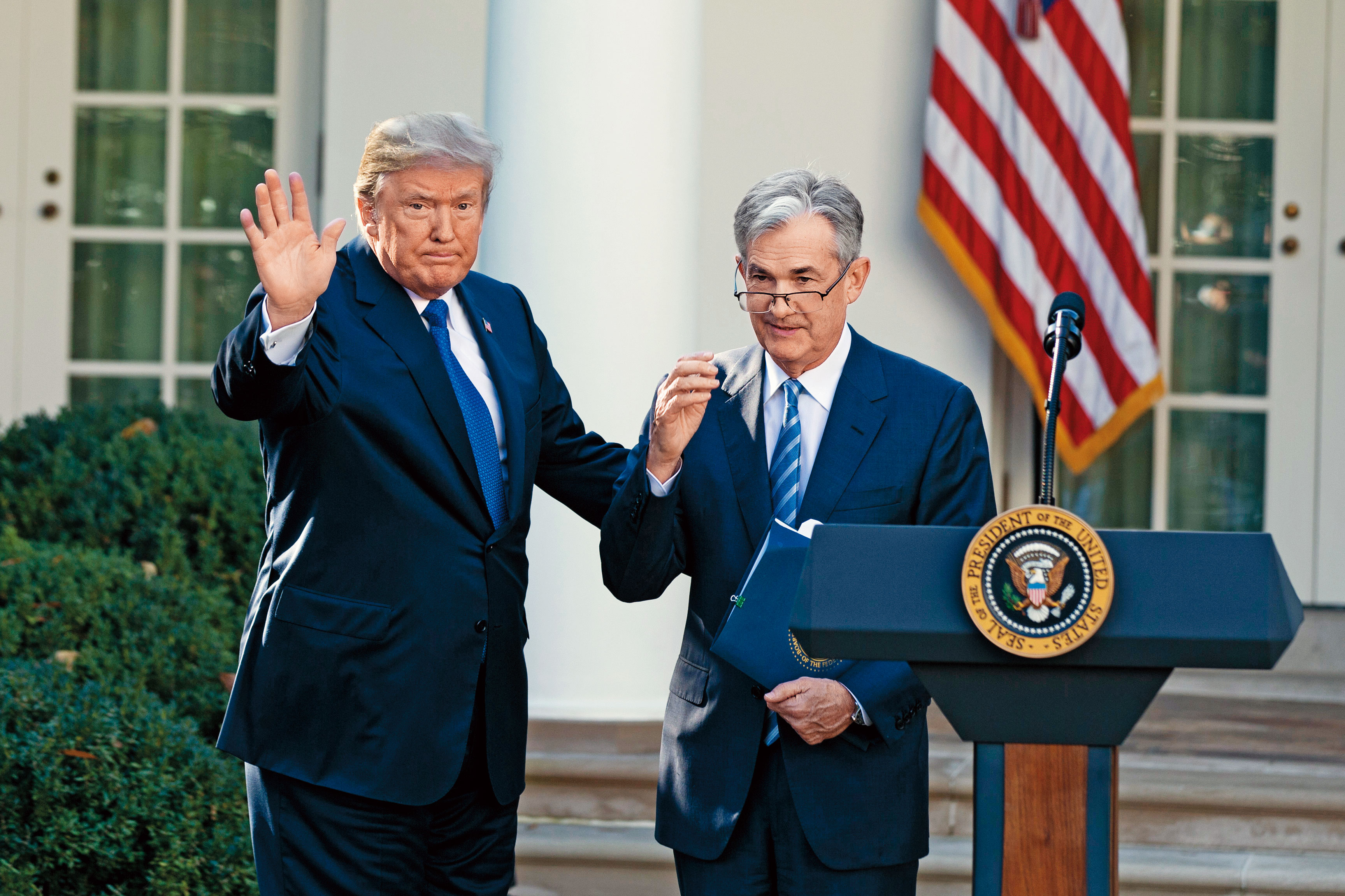 根據目前美國總統川普（左）及美國聯準會對利率的反應，看起來距離高點不遠，持有債券有一波價差可賺。（東方IC）