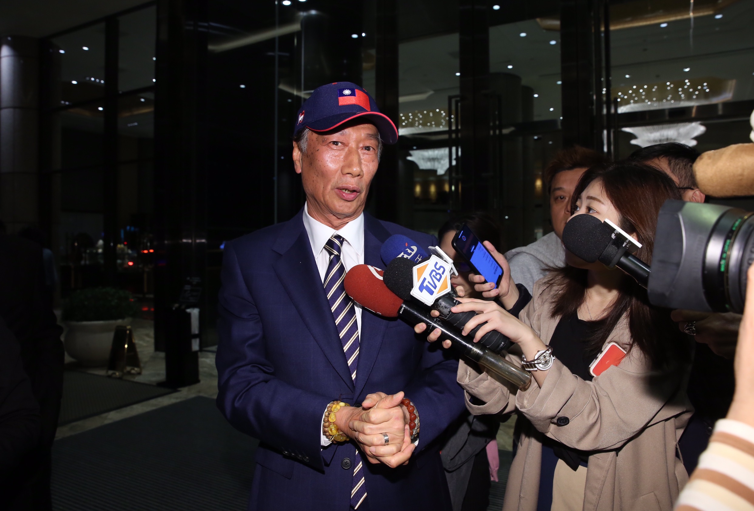 被追問力挺韓國瑜選總統風波一事，郭董僅表示，「我不曉得你們在說什麼，我今天一直忙到現在，今天不講外面的新聞。」