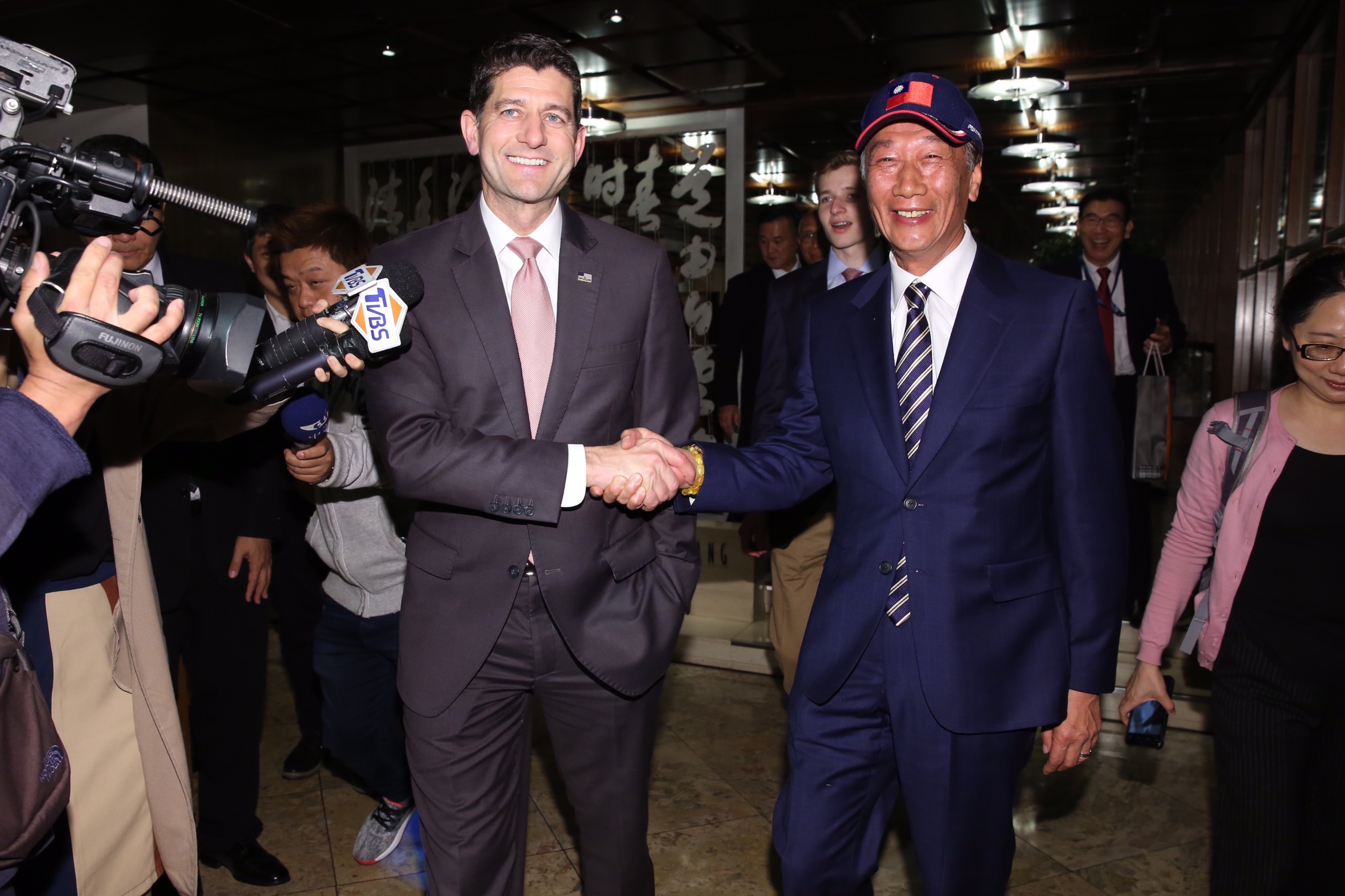 鴻海董事長郭台銘今(15日)晚間與美國前眾議院議長Paul Ryan進行餐敘。