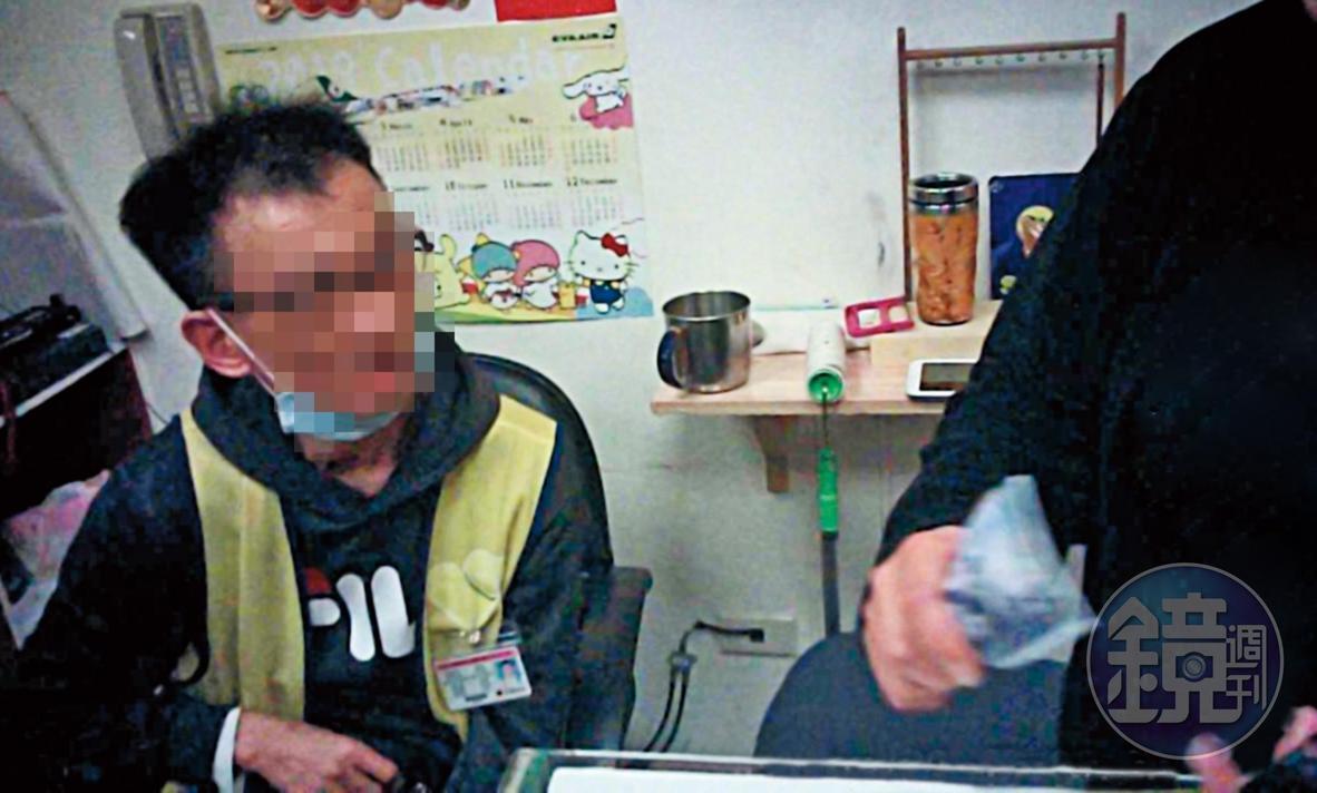 現金交易：毒蟲（右）將2,400元交給顧店的殘障人士（左），購買1公克安非他命。（讀者提供）