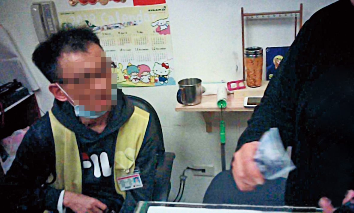 現金交易：毒蟲（右）將2,400元交給顧店的殘障人士（左），購買1公克安非他命。（讀者提供）