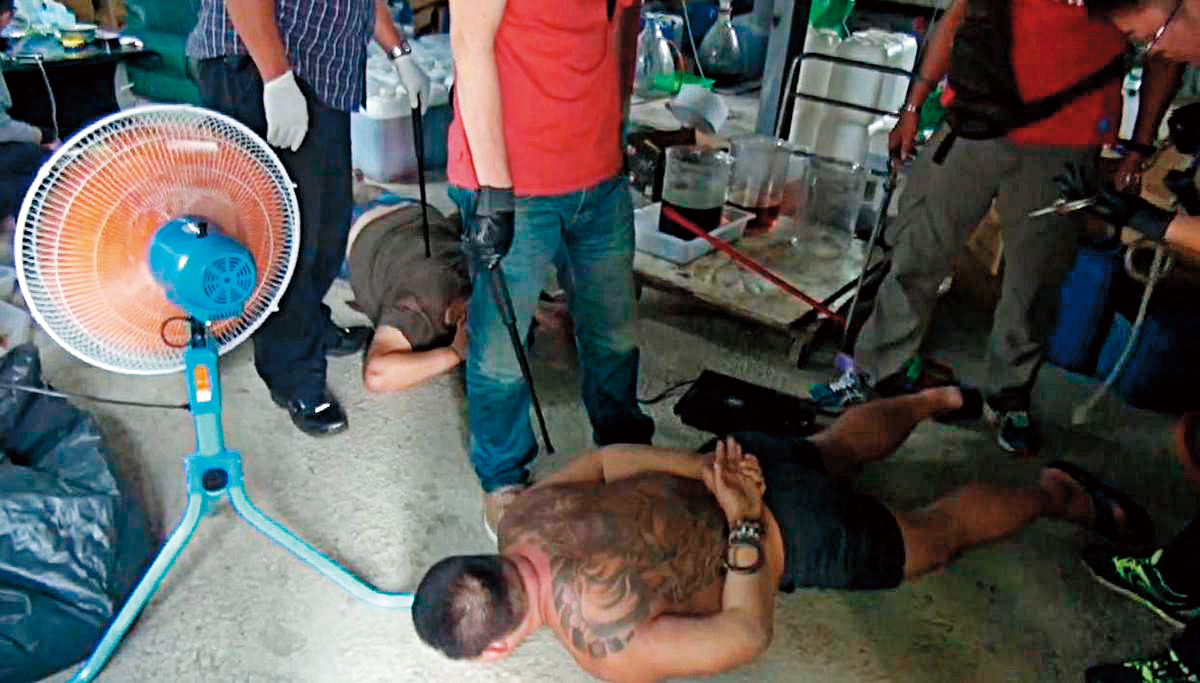 台灣檢警調單位每年平均破獲50座製毒工廠，以安非他命為最大宗。（高市調處提供）