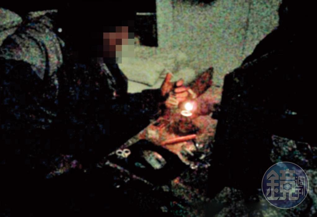 暗室吸毒:付完錢,毒蟲被帶進彩券行後方的小房間吸食安非他命。(讀者提供)