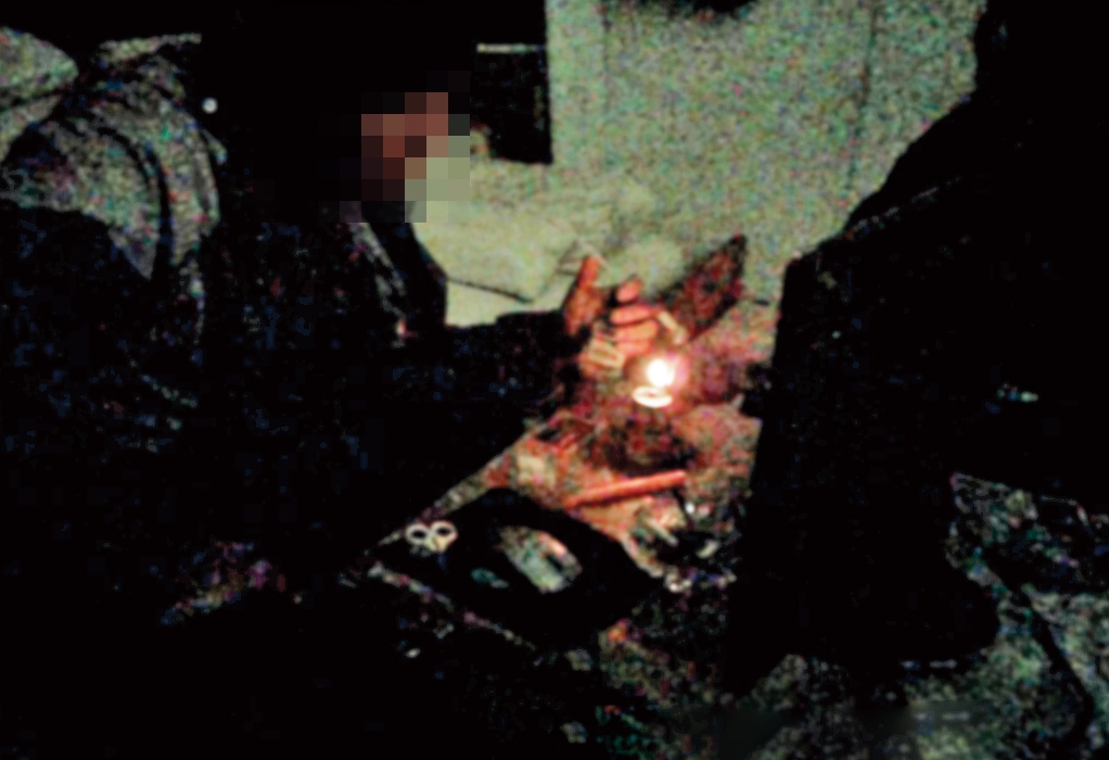 暗室吸毒：付完錢，毒蟲被帶進彩券行後方的小房間吸食安非他命。（讀者提供）