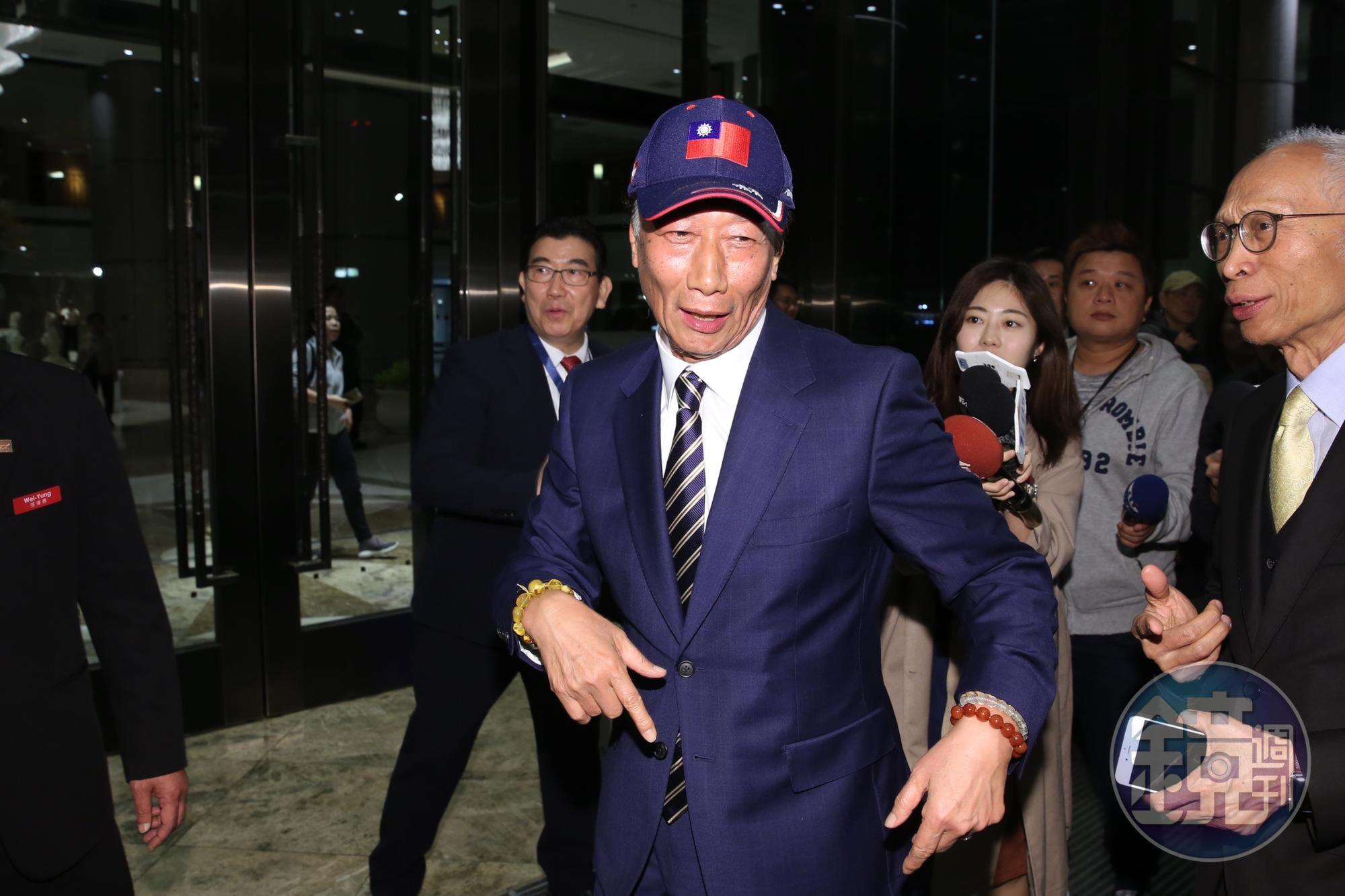 鴻海董事長郭台銘,入席前受訪時提到,很著急政府只為了選舉,最近他一直在思考,到底能替台灣與台灣的年輕人解決什麼,還說自己確實「起心動念。」
