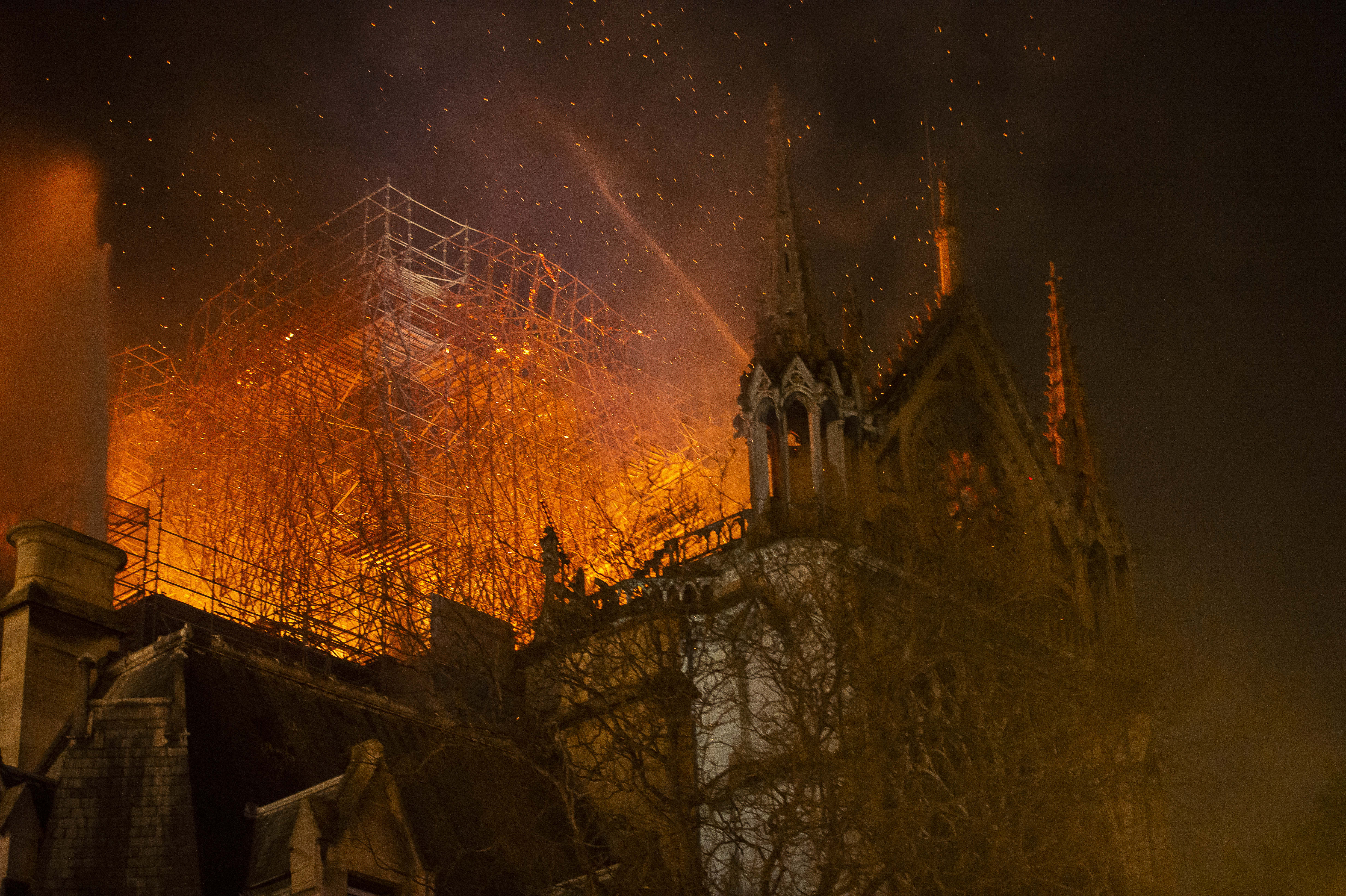 巴黎聖母院於當地時間週一傍晚將近6點傳出火警。（東方IC）