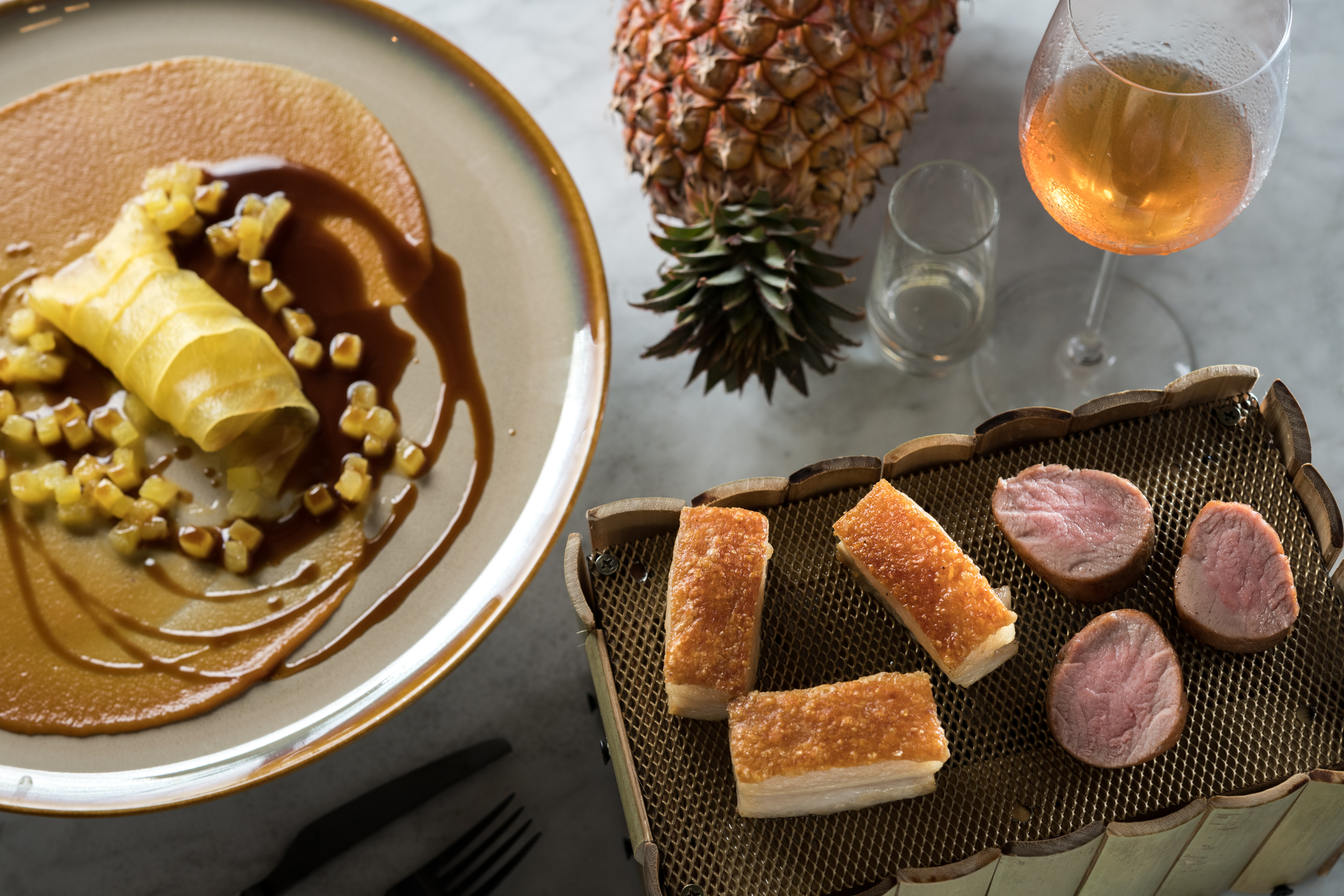 「The Tarvenist」主廚James Sharman自製烤肉架，煙燻豬肉搭配鳳梨醬紀念在台南旅遊的美好回憶。