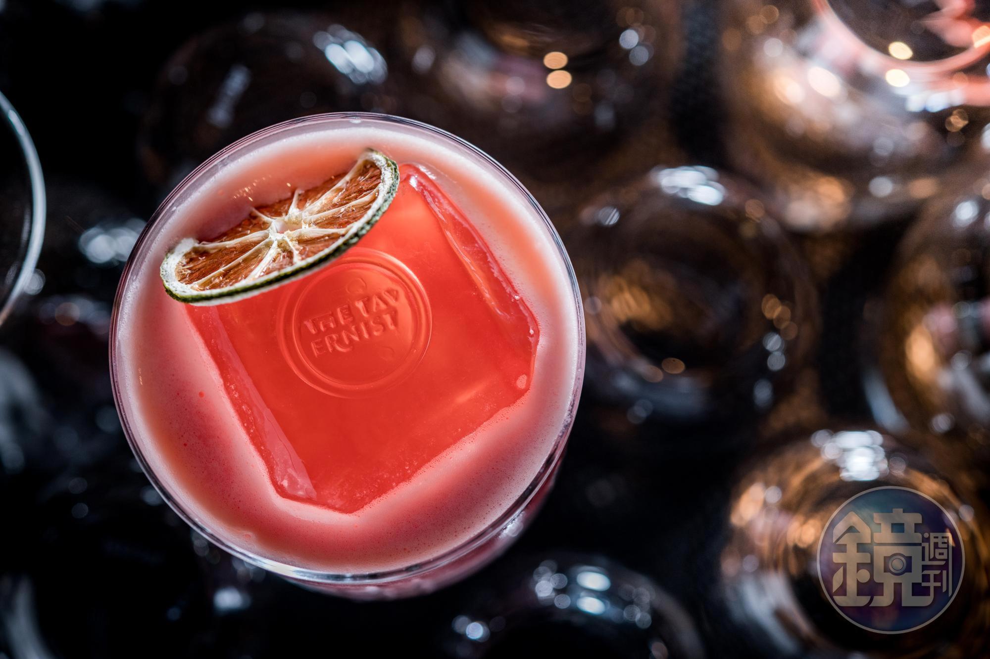 「Jammy Dodger」是飲品總監James Barker以小時候最喜歡的英國小點心為發想，內含蘭姆酒、覆盆子、自製濃縮豆奶、百香果與萊姆（420元／杯）