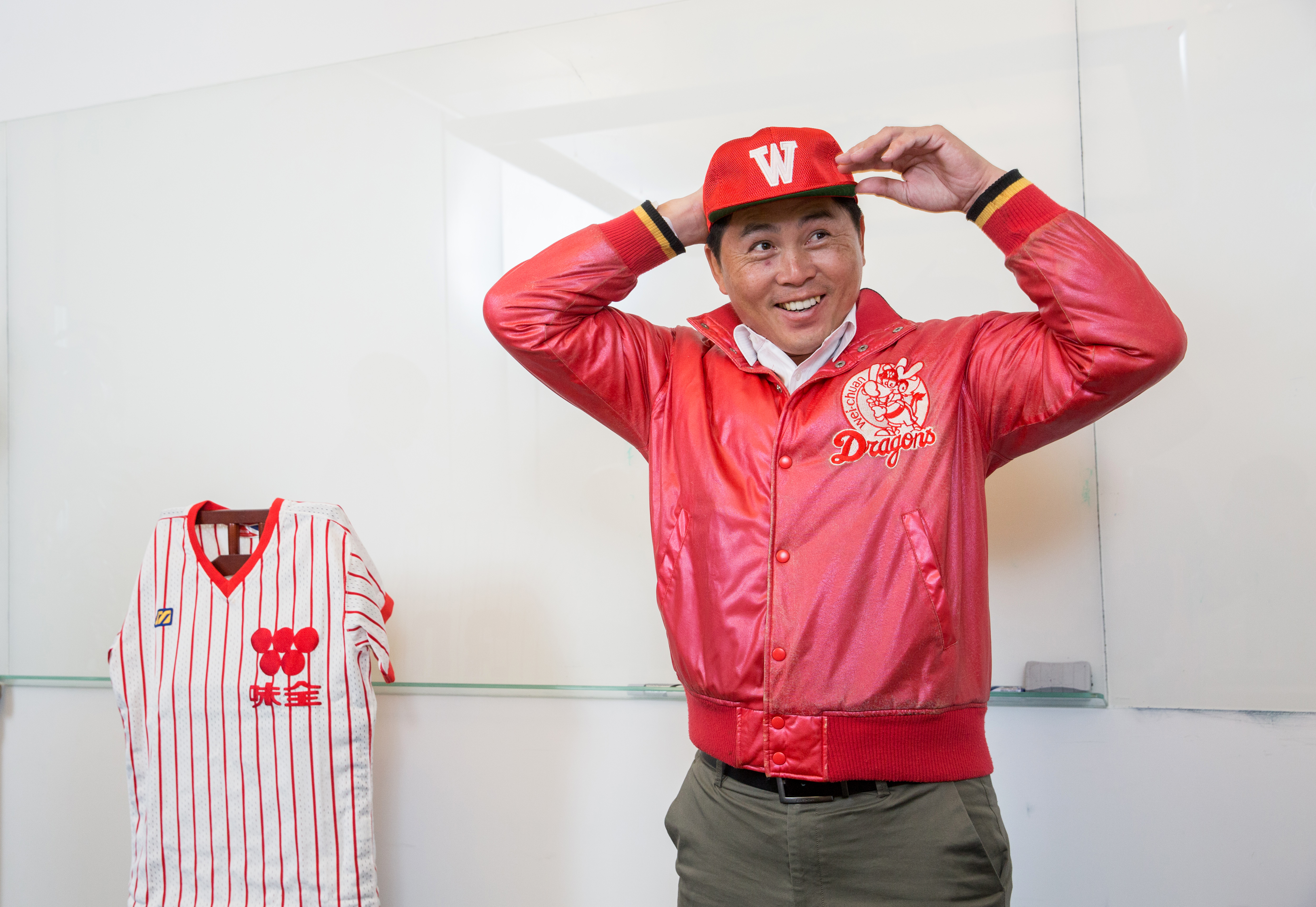 預定接掌龍隊兵符的葉君璋穿上味全龍球衣受訪，表示沒想過有機會再穿上這件戰袍進入球場。