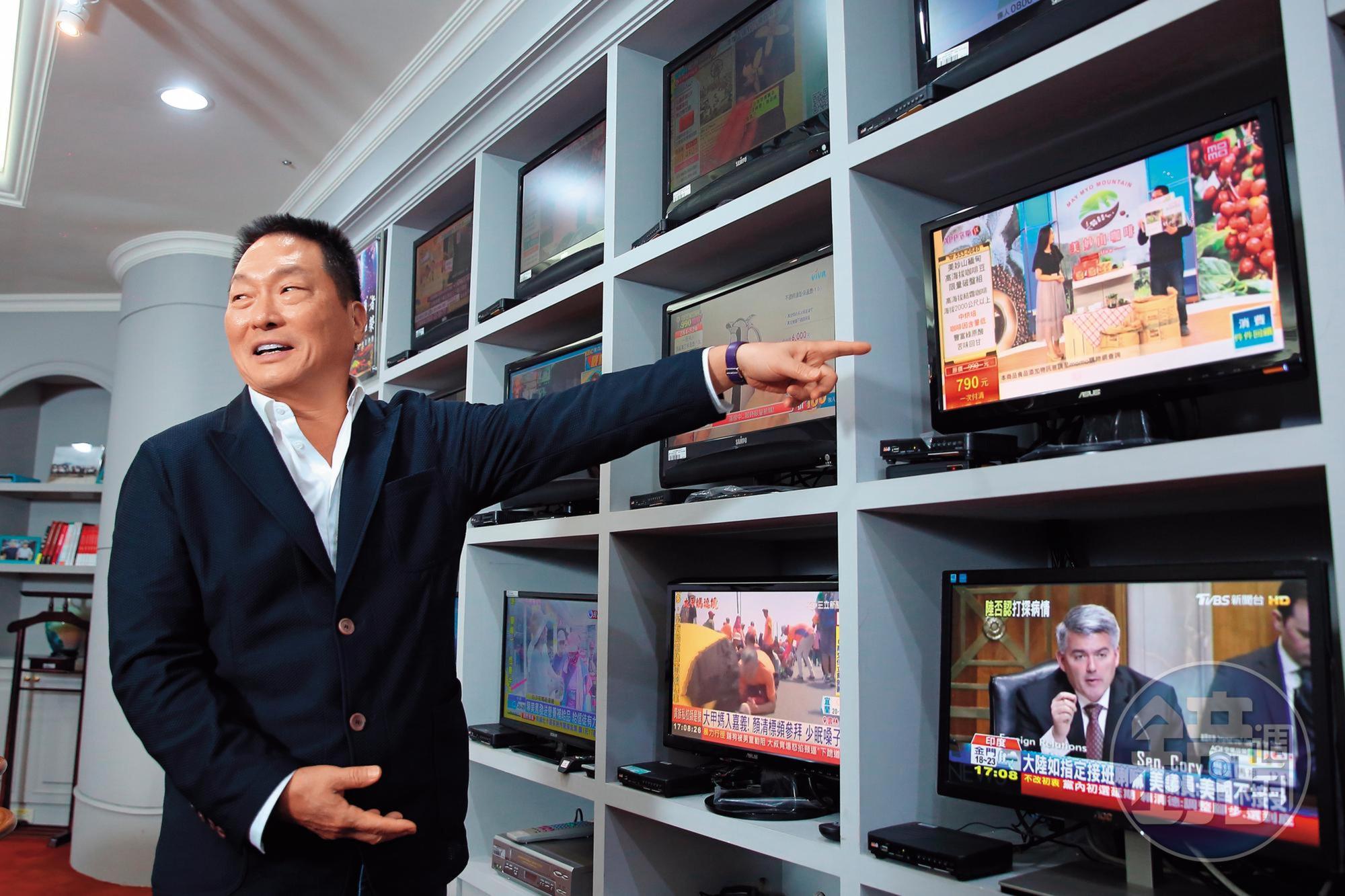 王令麟辦公室內有13台電視,讓他隨時監看自家及競爭對手的頻道。