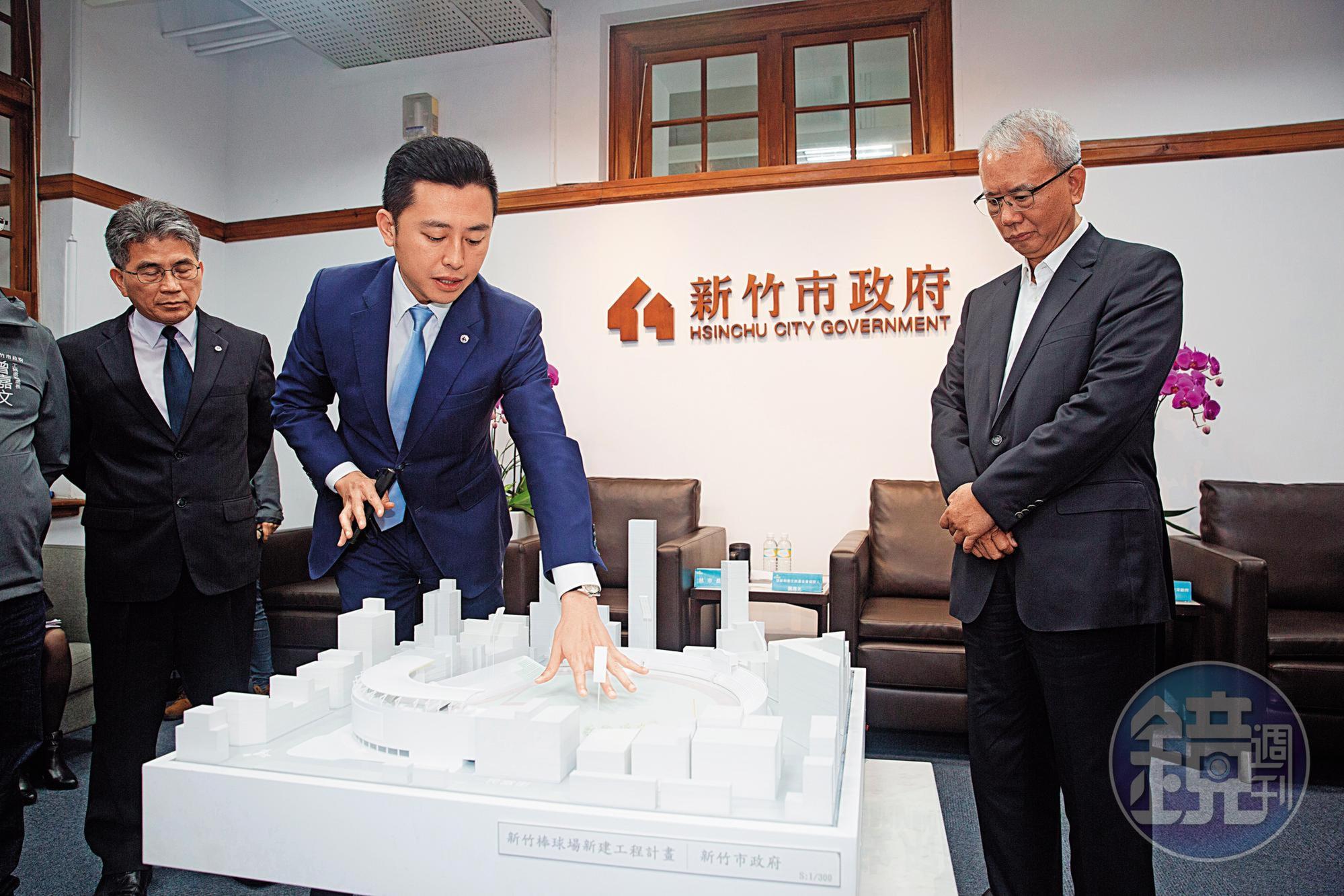 新竹市長林智堅（中）積極向頂新三董魏應充（右）爭取味全龍落腳，但新竹球場整建恐趕不及後年龍隊在一軍開打。