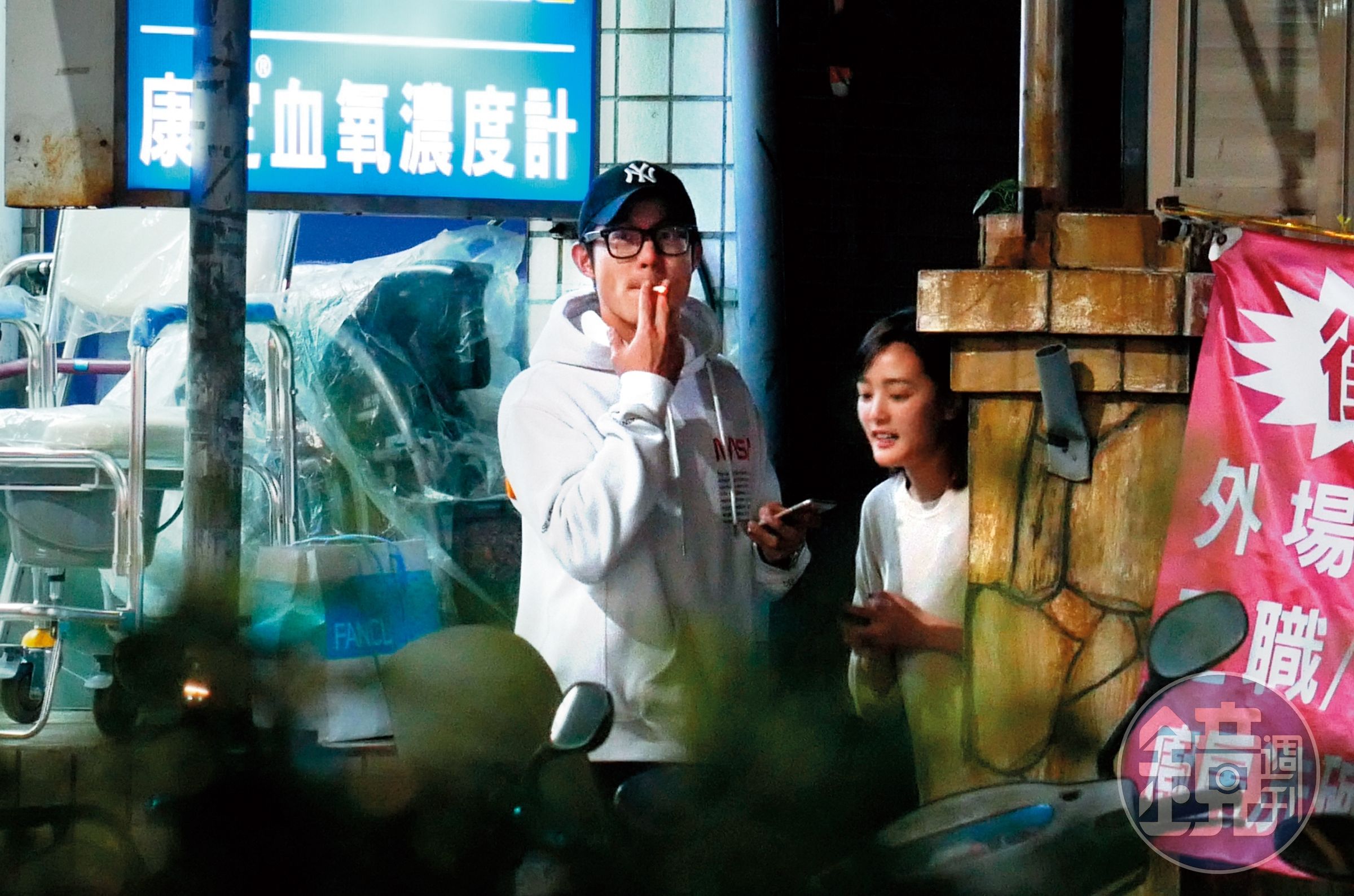 4/12 20：26 王淨和王柏傑等車時有說有笑，隨後一起上Uber返家。