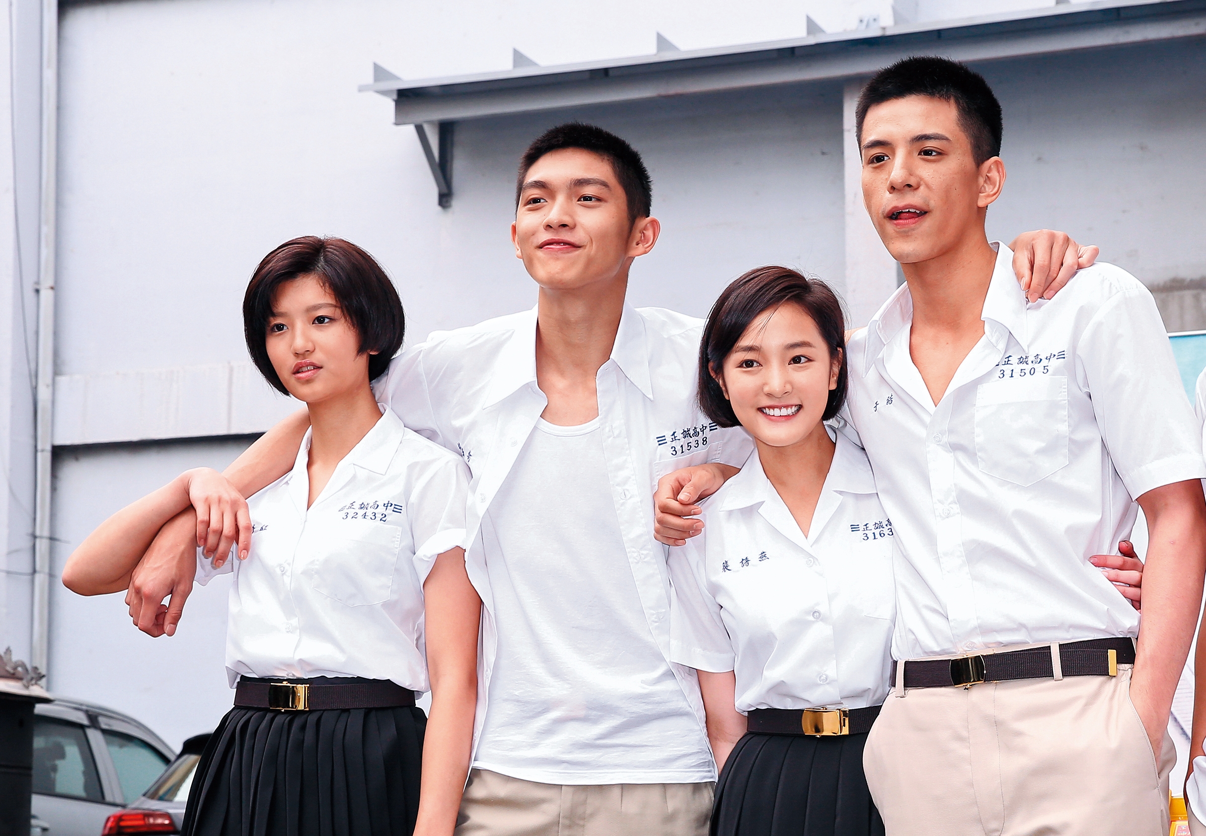 王淨(右二)、林柏叡(右一)主演電影版《鬥魚》主角,兩人從戲裡愛到戲外。左起為陳虹茜、林輝璜。