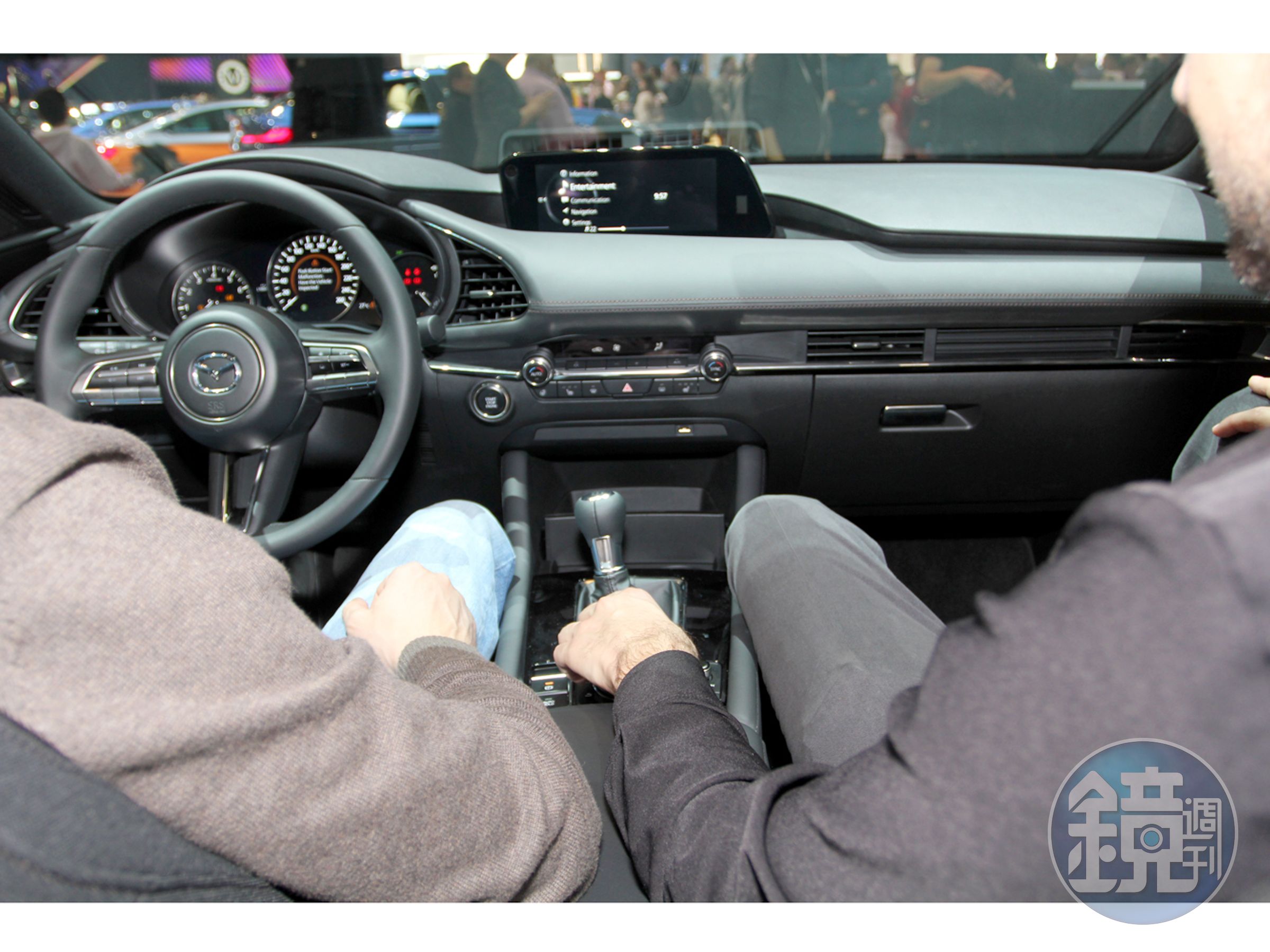 新一代的 HMI(Human-Machine Interface)人車操作介面，內裝以黑色為主軸，但層次上的營造更為豐富，然後現場展示車款為鄉民力捧的手排款。