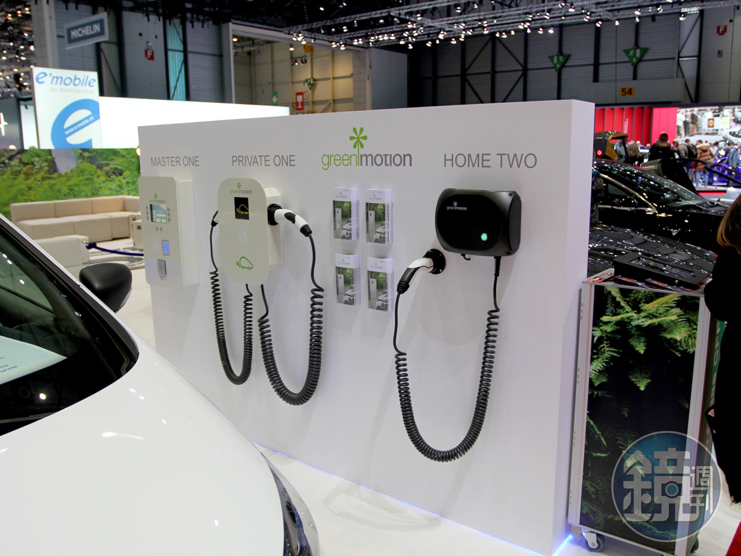 無論是PHEV插電式油電或是EV純電都需要充電，而這波充電設備市場肯定是一片藍海，所以在車展現場亦可以看到多家廠商展示相關充電設備。
