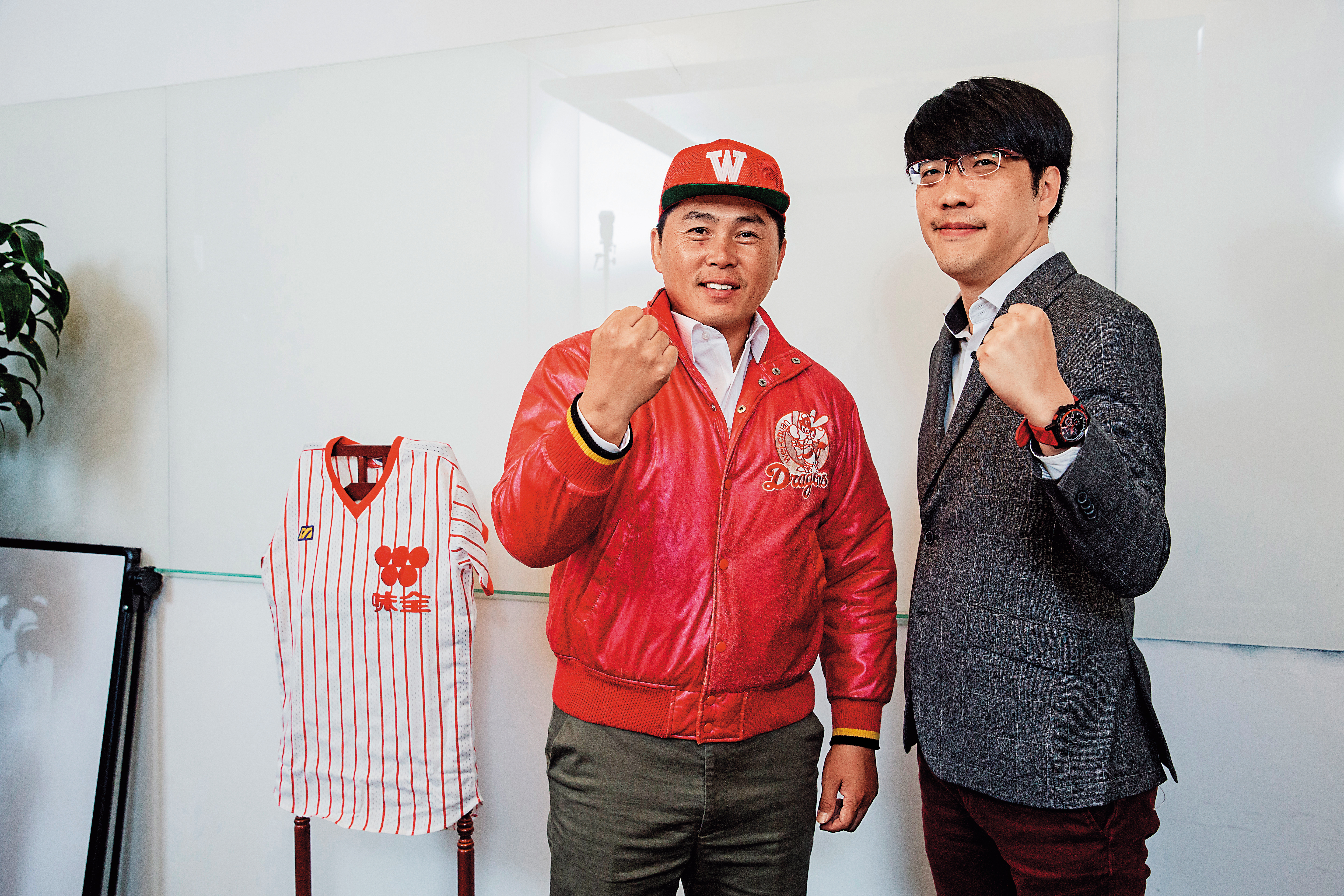 味全龍回歸中職，新任總教練葉君璋相隔20年再穿紅色戰袍，球團領隊則由科技人吳德威出任。