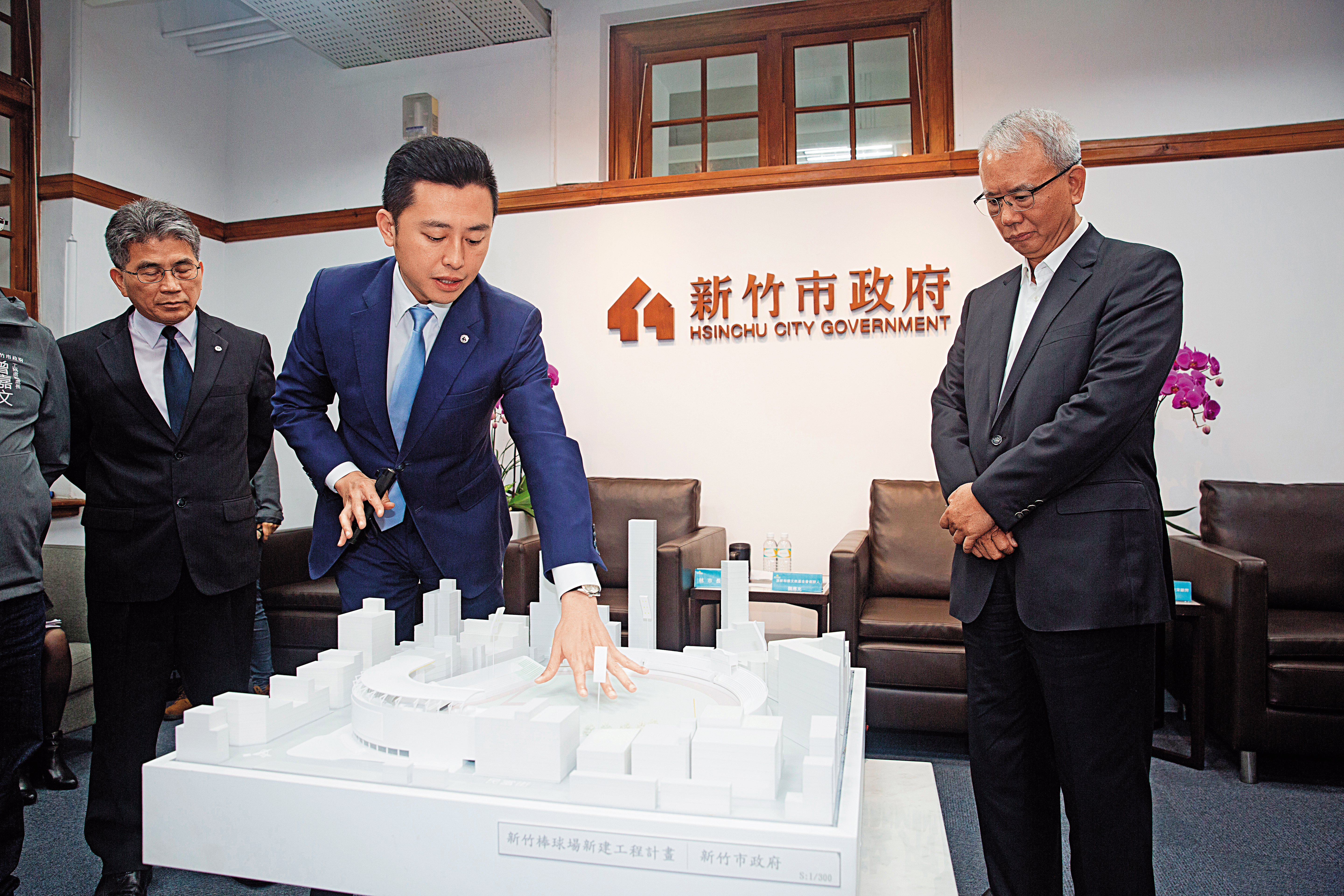 新竹市長林智堅(中)積極向頂新三董魏應充(右)爭取味全龍落腳,但新竹球場整建恐趕不及後年龍隊在一軍開打。