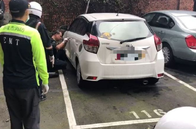 基隆市一處停車場發現一輛白色轎車，裡面有2名女子燒炭輕生，已死亡多時。（翻攝畫面）