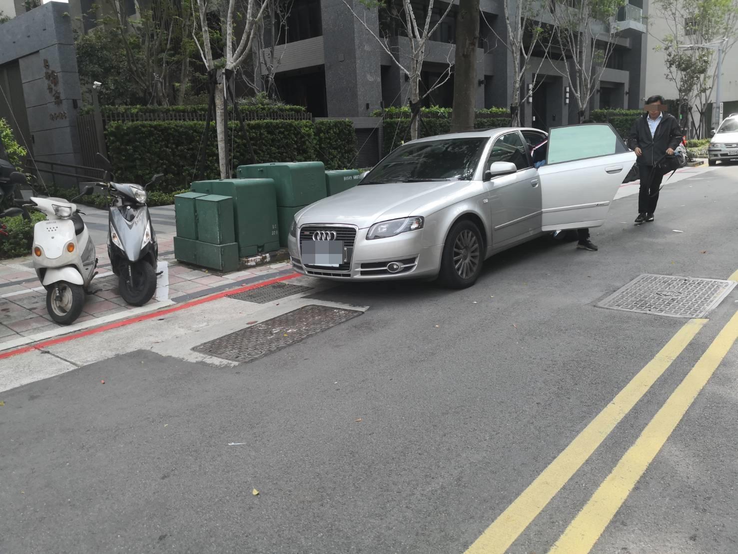 知名餐廳老闆娘當街遭歹徒擄走。（翻攝畫面）