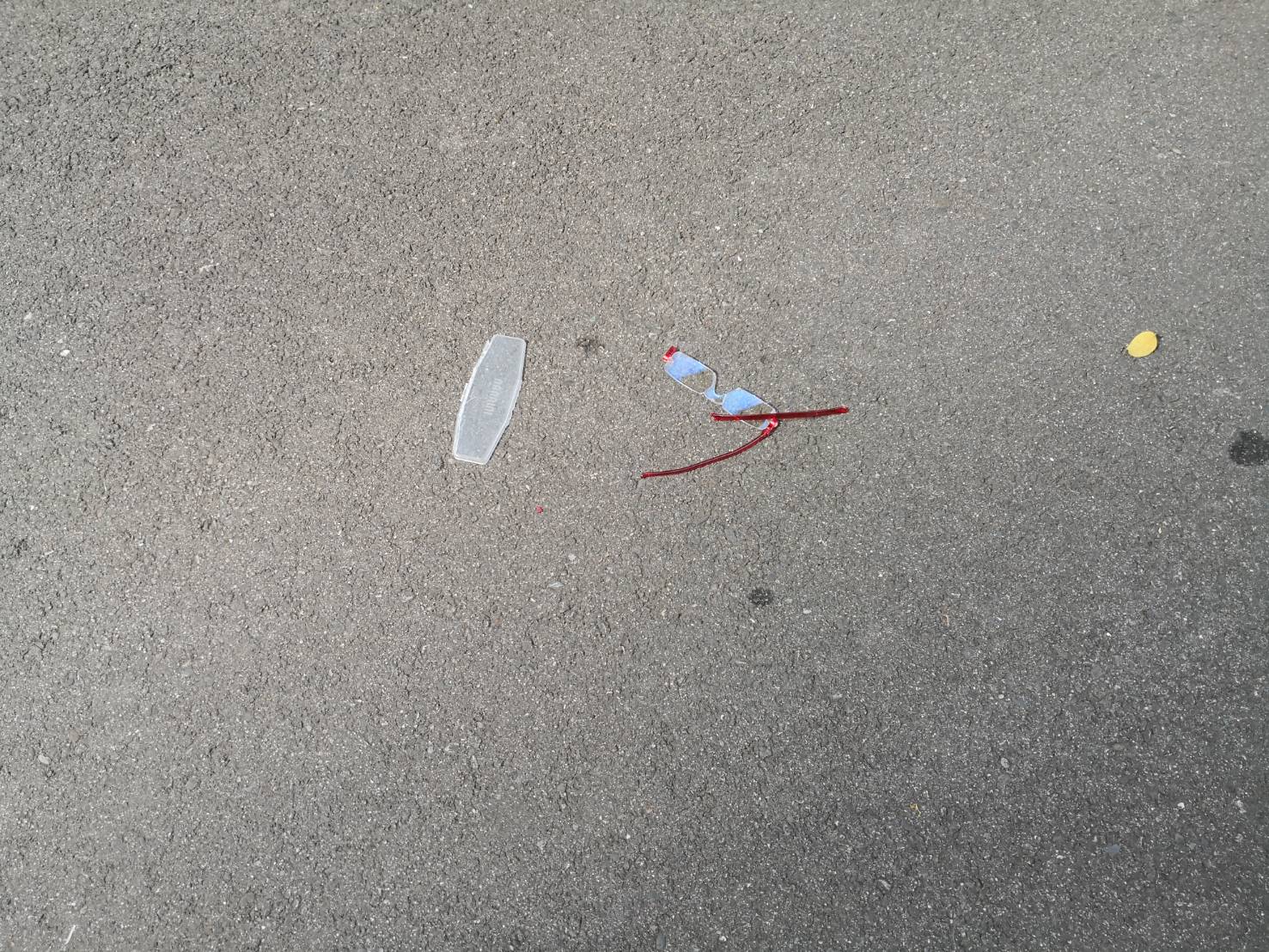 老闆娘的眼鏡被丟在地上踩碎。（翻攝畫面）