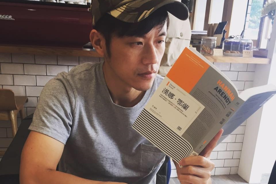 藝人焦糖哥哥對公共事務向來關注，昨在臉書公開對岸網友的警告信。（翻攝自焦糖哥哥粉絲專頁）