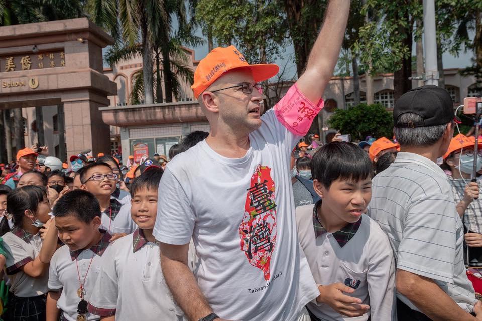 吳鳳向外籍藝人喊話不要欺騙台灣人，強調台灣人很單純，但不是笨。（翻攝自吳鳳粉絲專頁）