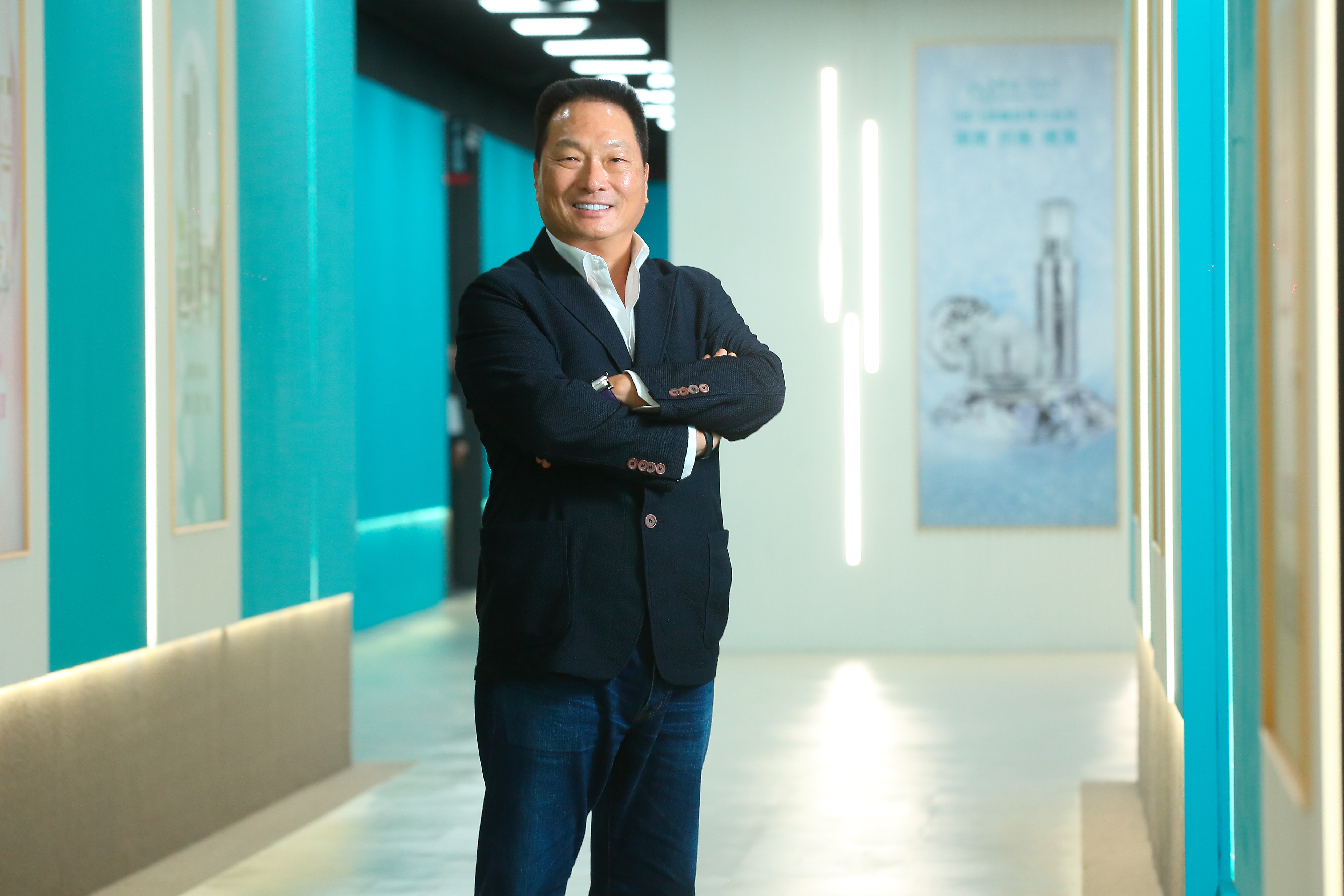 今年64歲的王令麟是工作狂，2015年底出獄至今已東山再起。