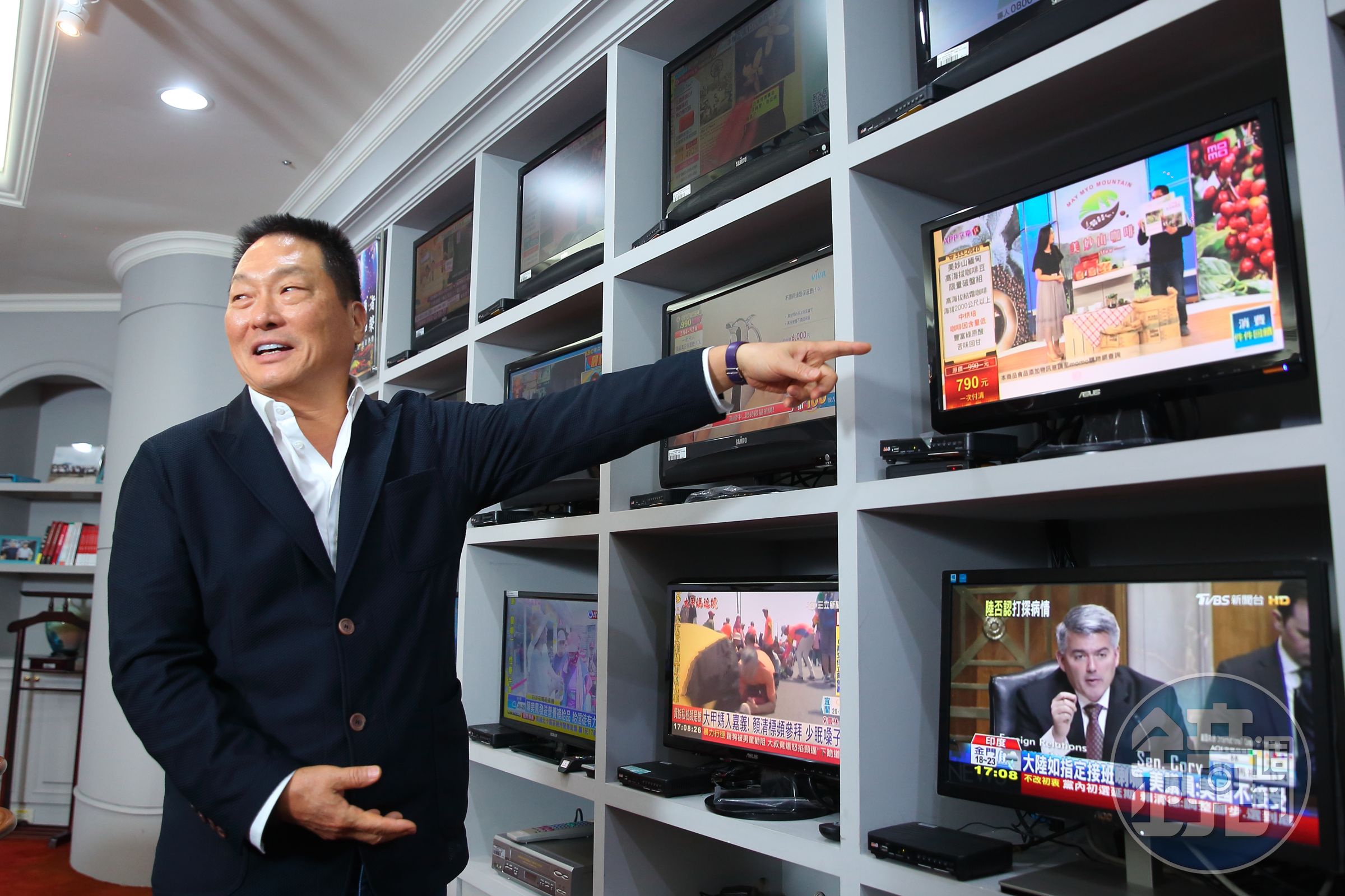 王令麟辦公室內有13台電視，讓他隨時監看自家及競爭對手的頻道。