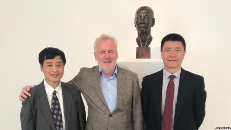 捷克布拉格的DOX藝術畫廊15日為中國異議人士劉曉波的雕像揭幕。(chinachange)