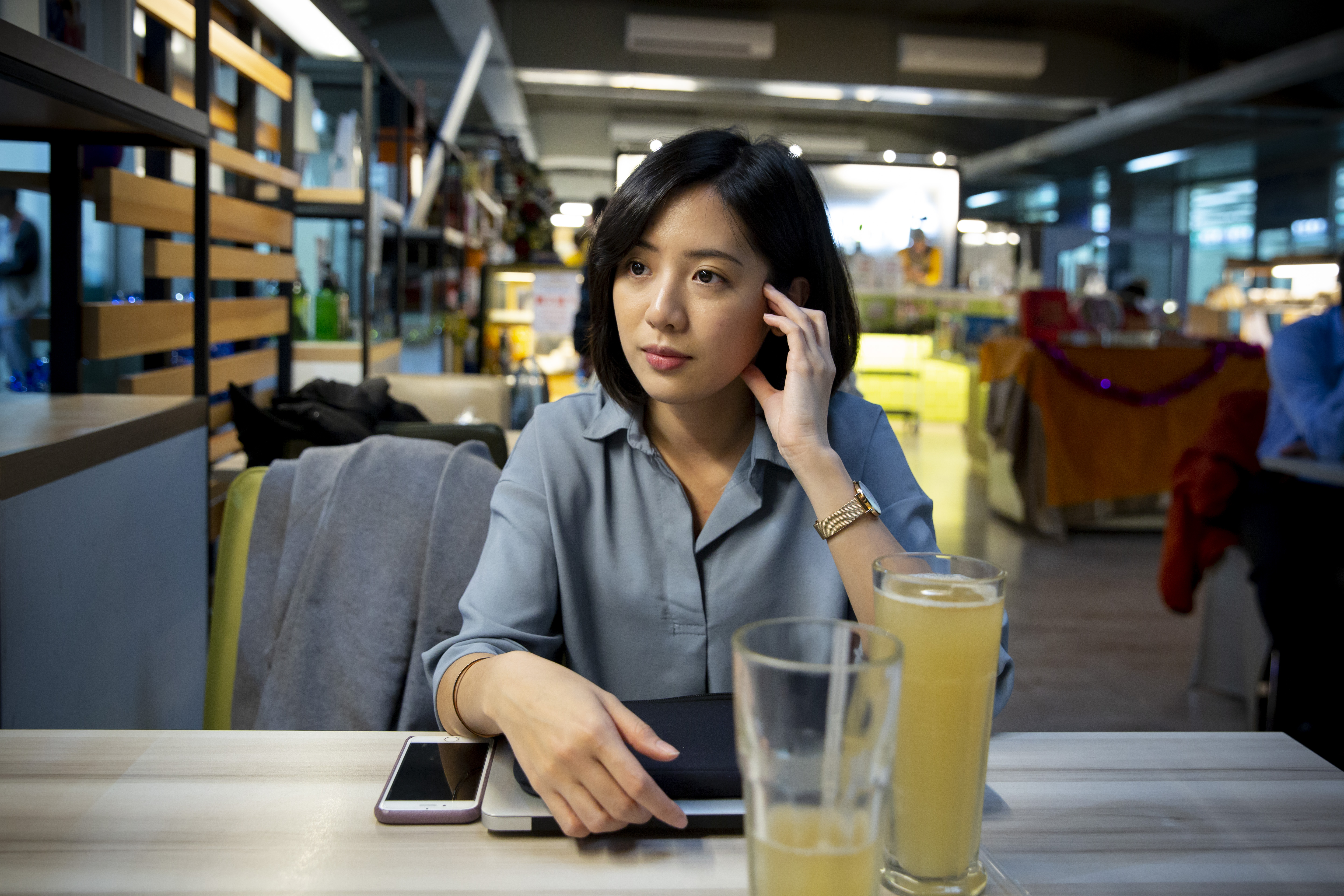 「學姐」黃瀞瑩現任台北市副發言人，自〈一日幕僚〉影片爆紅以來人氣不墜。