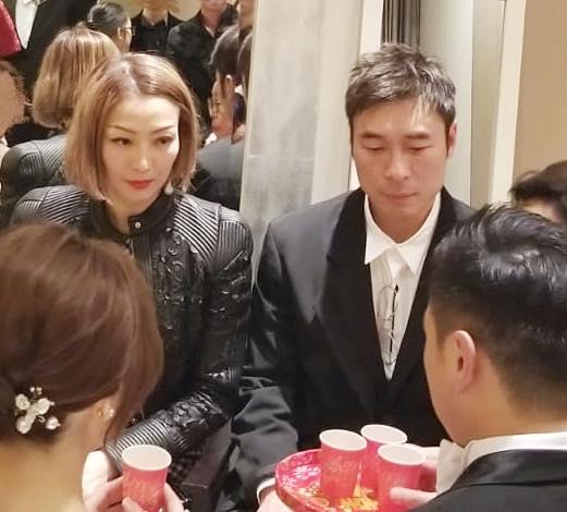 日前鄭秀文才在臉書po出她與許志安以長輩身份接受晚輩奉新娘茶的照片，還自嘲「像殭屍」。（翻攝自鄭秀文臉書）