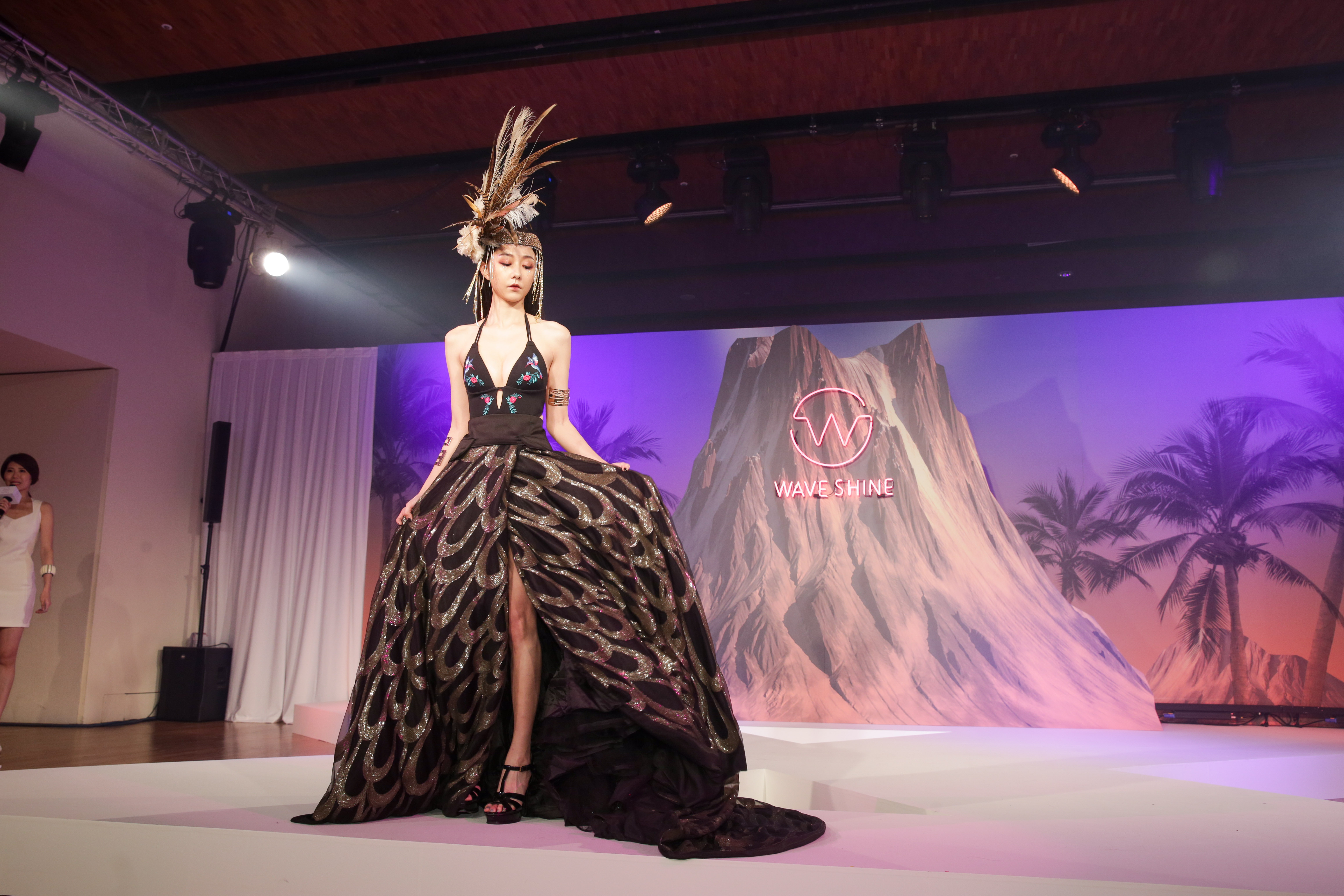 邵雨薇穿上Wave Shine品牌的泳裝，以夏威夷神秘古老的部落公主形象登場。