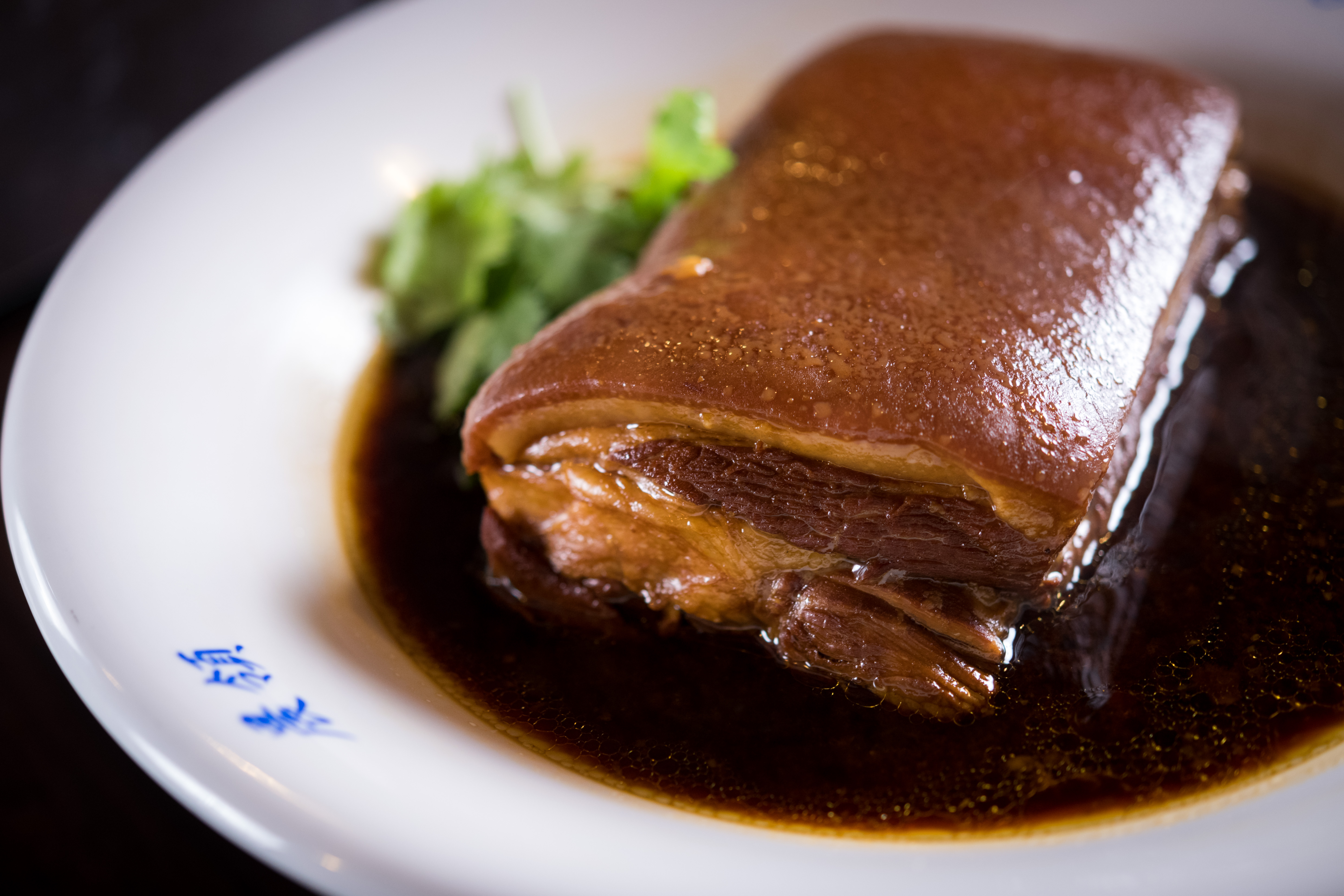 「女娘的店」的招牌菜「古早味烘肉」，被米其林密探大讚入口即化。