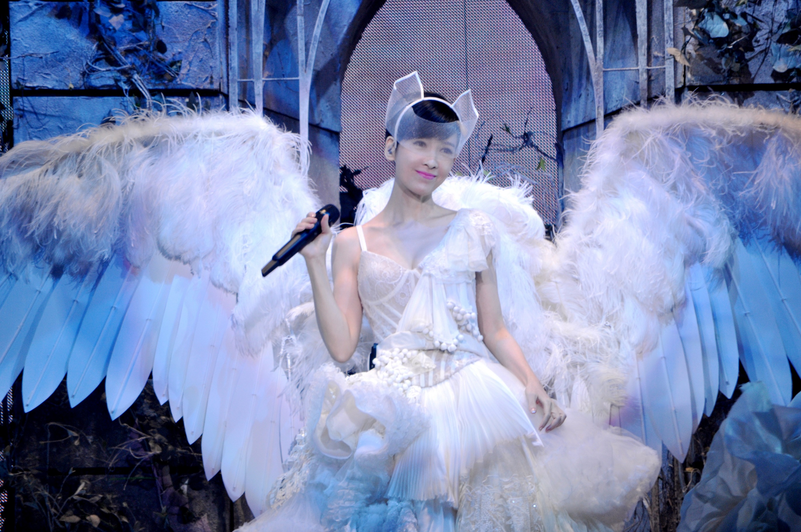 周慧敏去年在香港開唱,造型很仙氣。(寬宏藝術/福茂唱片提供)