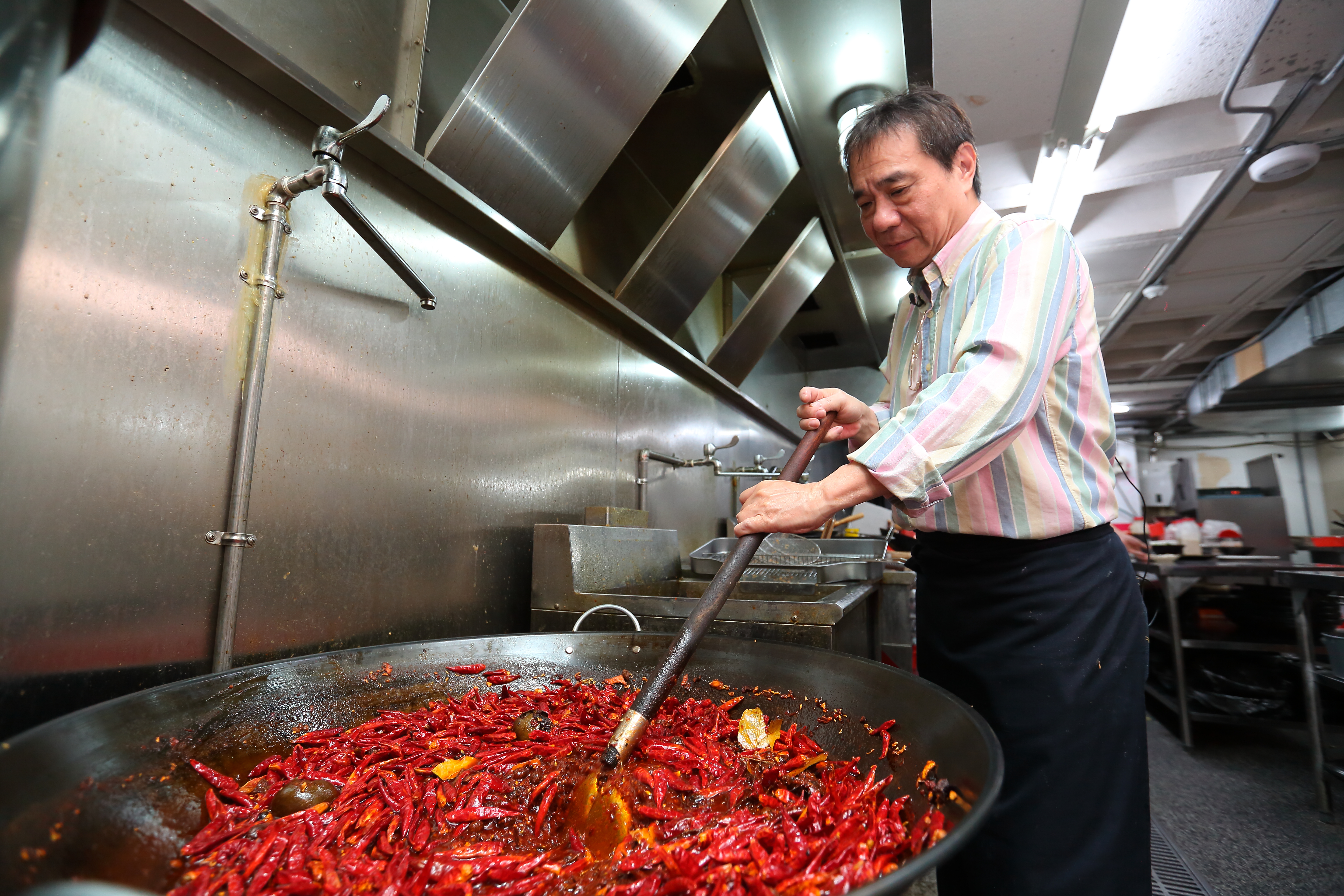 張永華是16年前人氣夯店川巴子創辦人，8年沒碰火鍋湯頭的他，十分珍惜再掌湯勺的機會，要再戰一次。