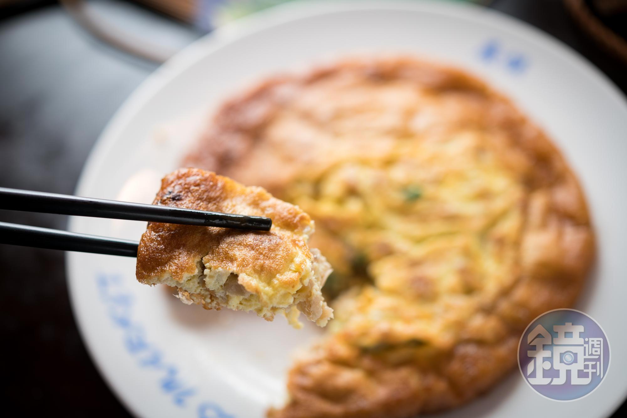 「菜脯煎蛋」表皮有焦香，裡頭綿軟又有炒香的菜脯提味。（150元／份）