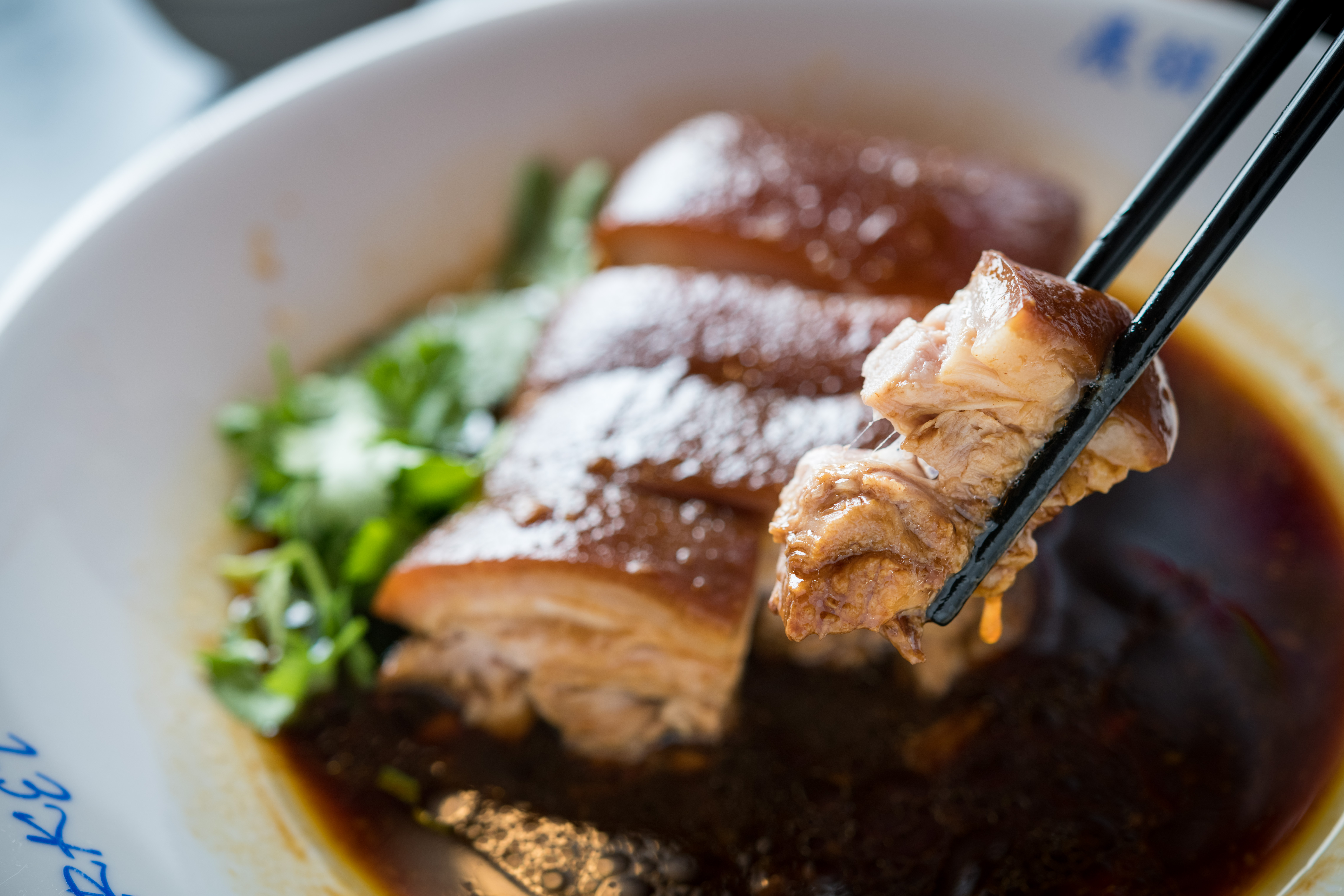 「古早味烘肉」特選每天現宰的黑豬肉製作，豬皮用筷子輕夾就分離、油脂入口即化，肉質綿密入味。（450元／大份）