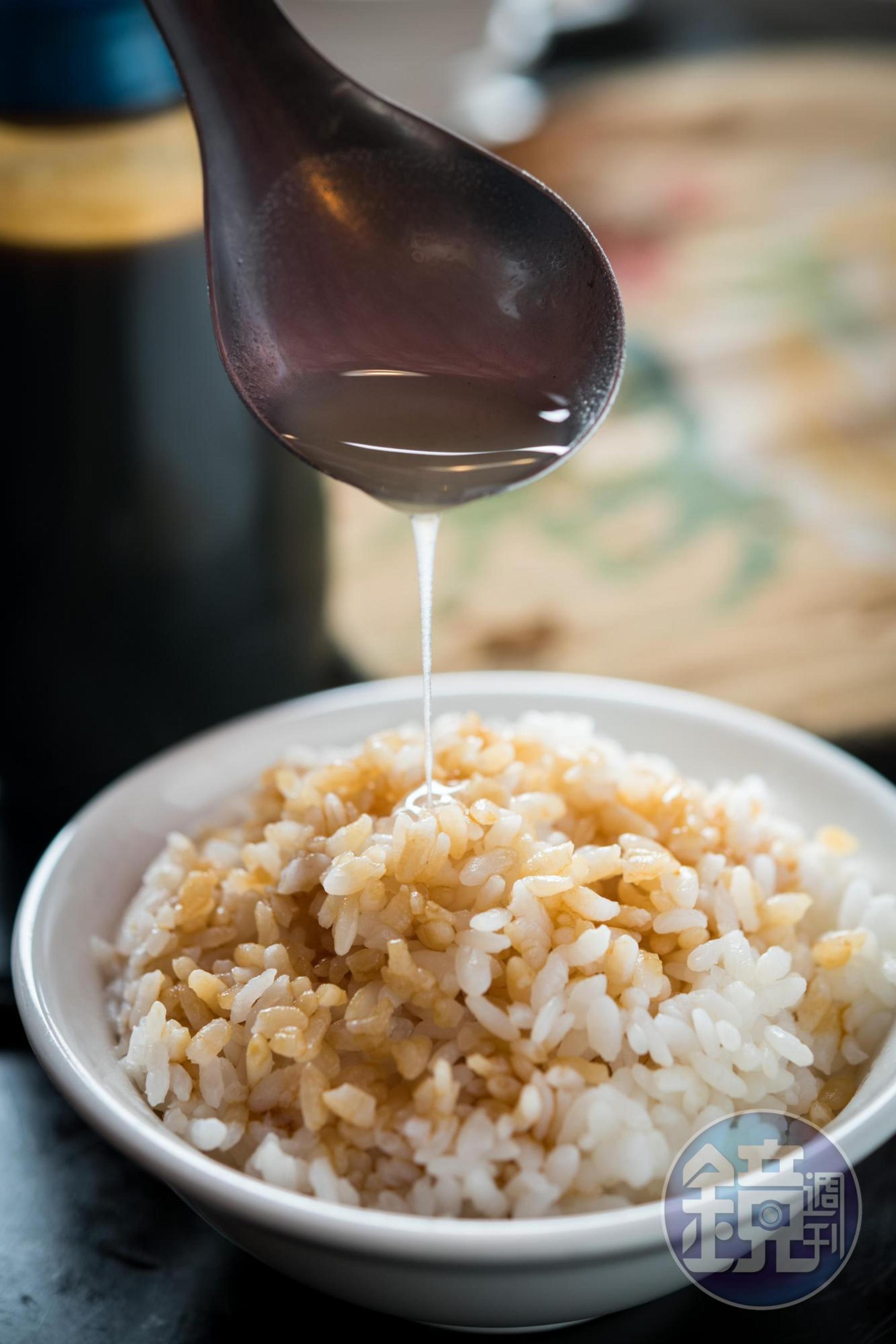 澆淋自製豬油和手工醬油的「豬油飯」，油潤滑口、醬香迷人。（15元／碗）