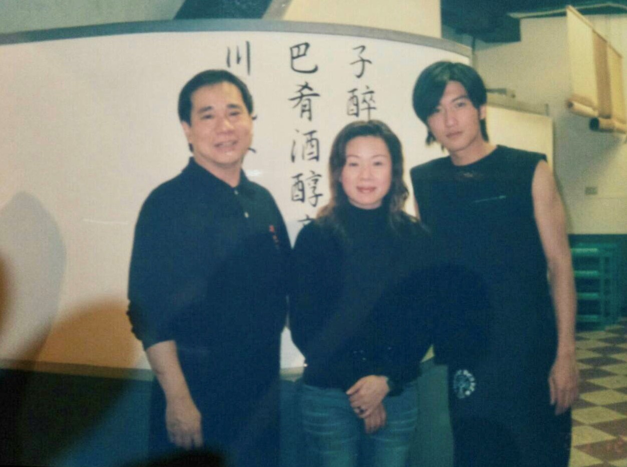 川巴子當年堪稱人氣夯店，很多大明星愛去，謝霆鋒也曾與創辦人張永華（左）及其前妻合影。（張永華提供）