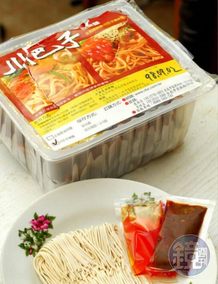 2009年張永華已經選用關廟麵研發成乾拌麵販售,創下一週出貨5、600箱的佳績。