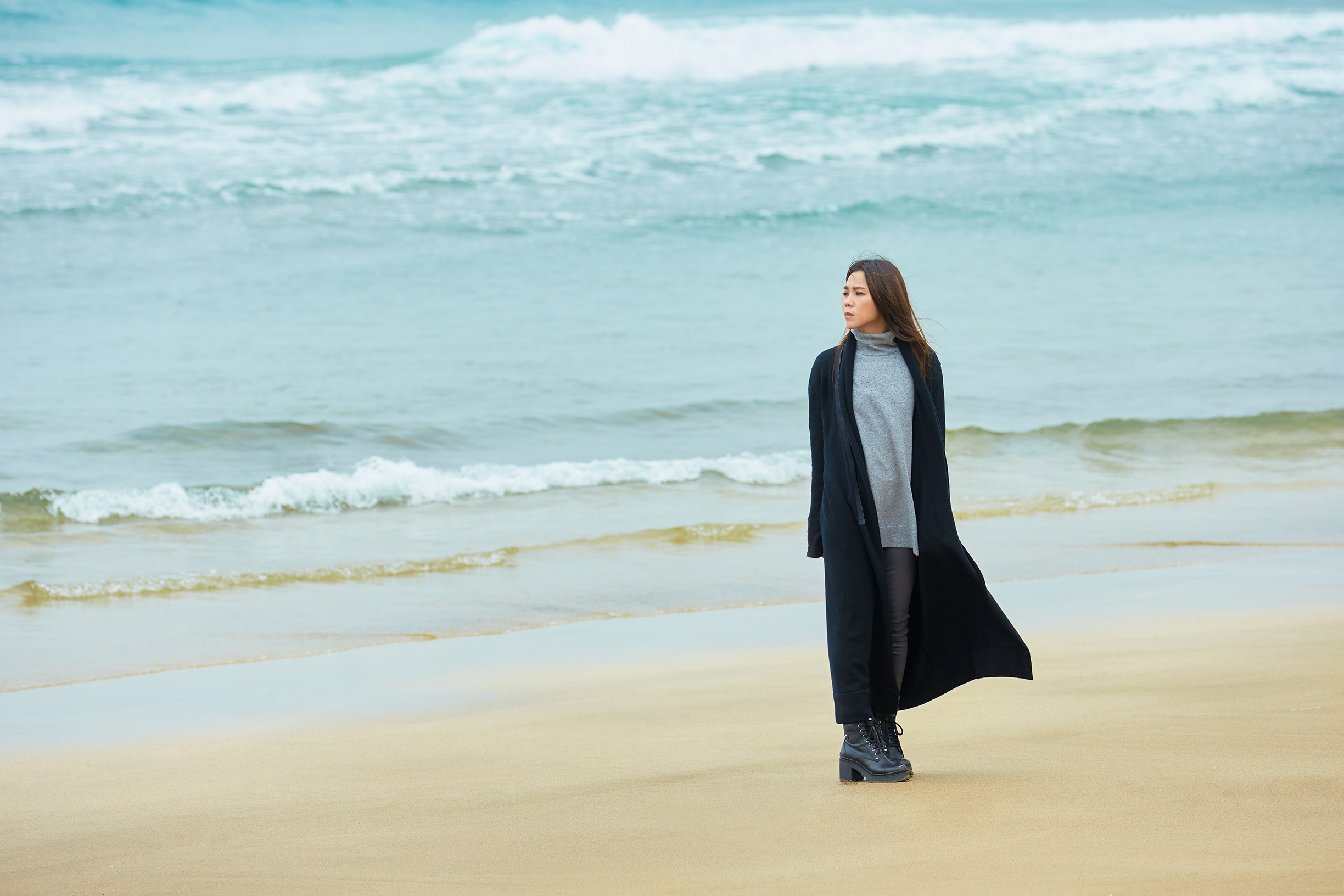 蔡健雅在海邊奔跑，MV導演拍下她自由的那一幕。（環球唱片提供）