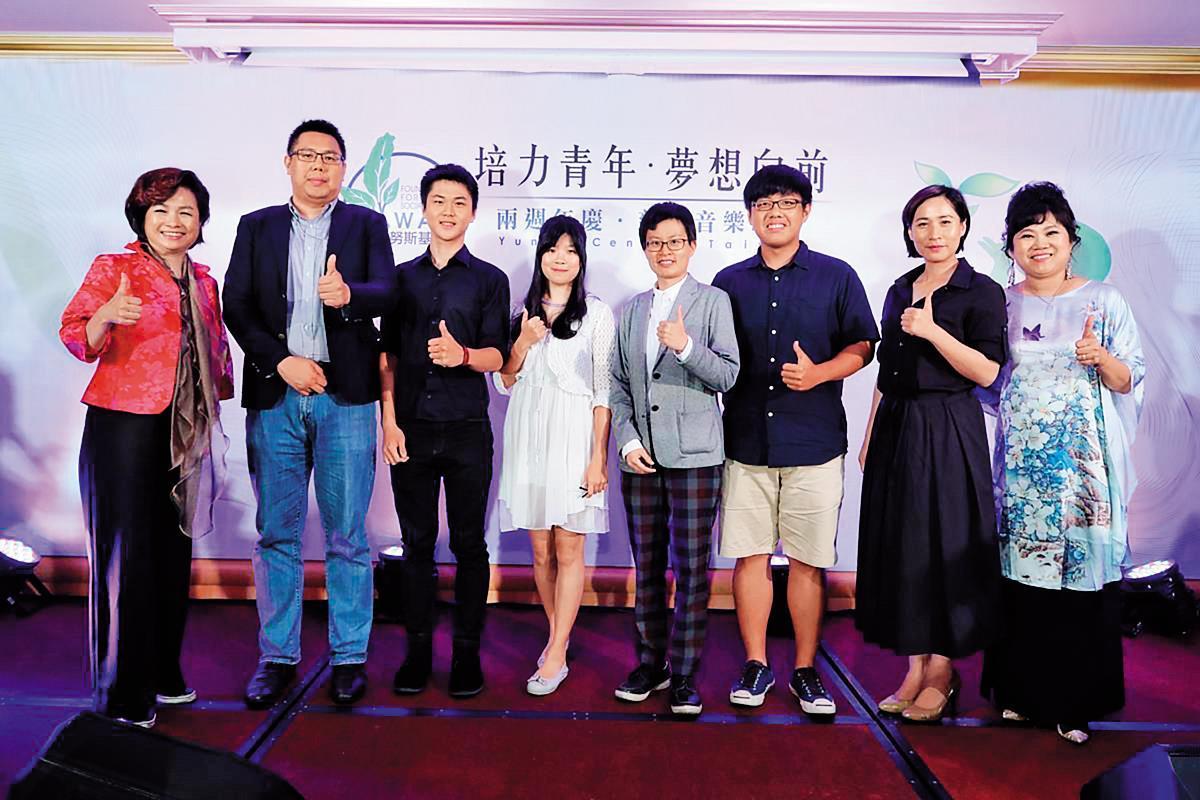 陳士章(左2)擔任北市原民會主委任內,曾與高潞(右2)一同出席民間基金會活動。(翻攝台灣尤努斯基金會官網)