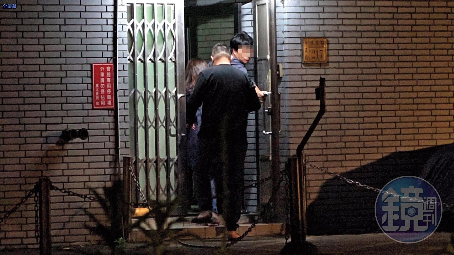 4/10 01 :44 2人吃完宵夜一同返回台北會館,陳士章直到隔天中午都沒離開。