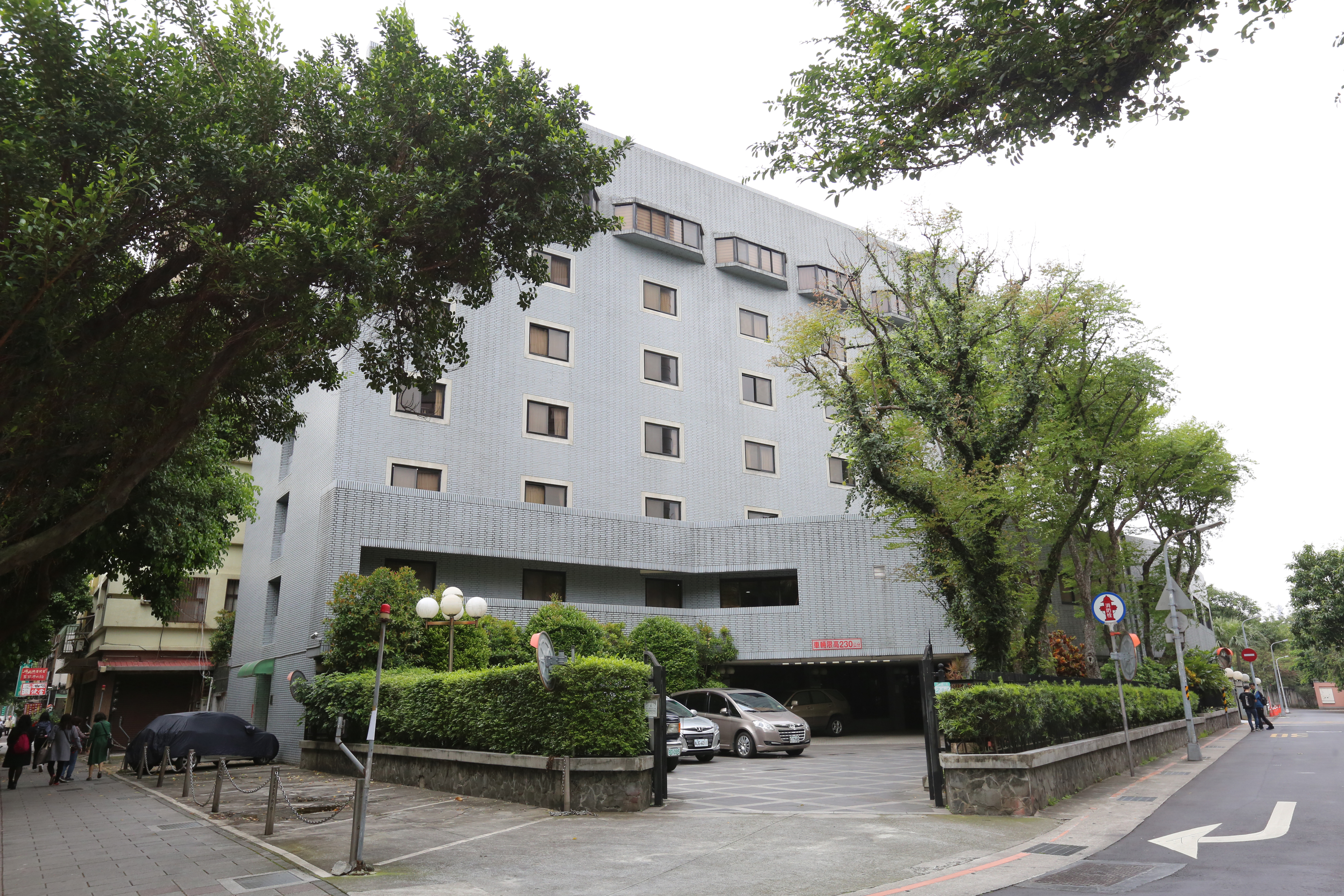 立法院台北會館位於植物園旁，提供新竹以南及東部、外島立委住宿。