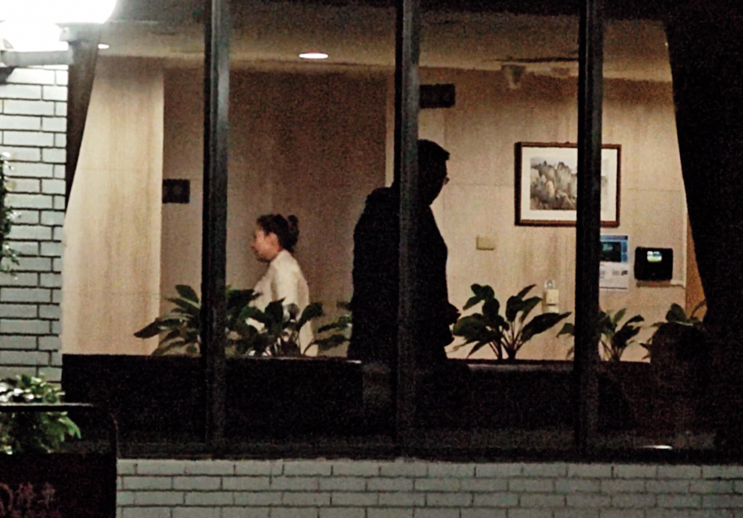3/9 22 :36 進入會館後，高潞直接往房間方向走，陳士章則與櫃台人員攀談。